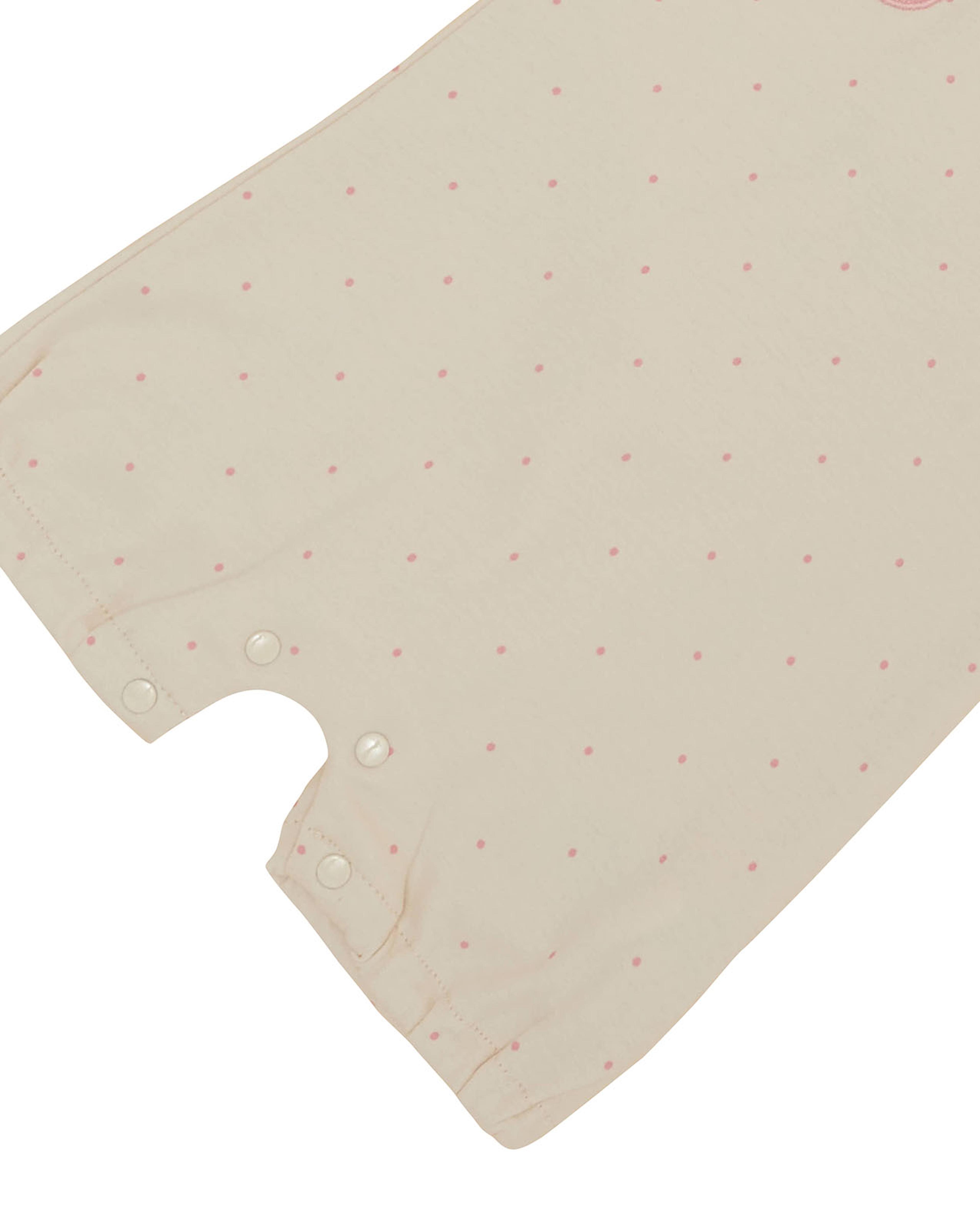 ثوب فضفاض مطرز بأكمام كشكش