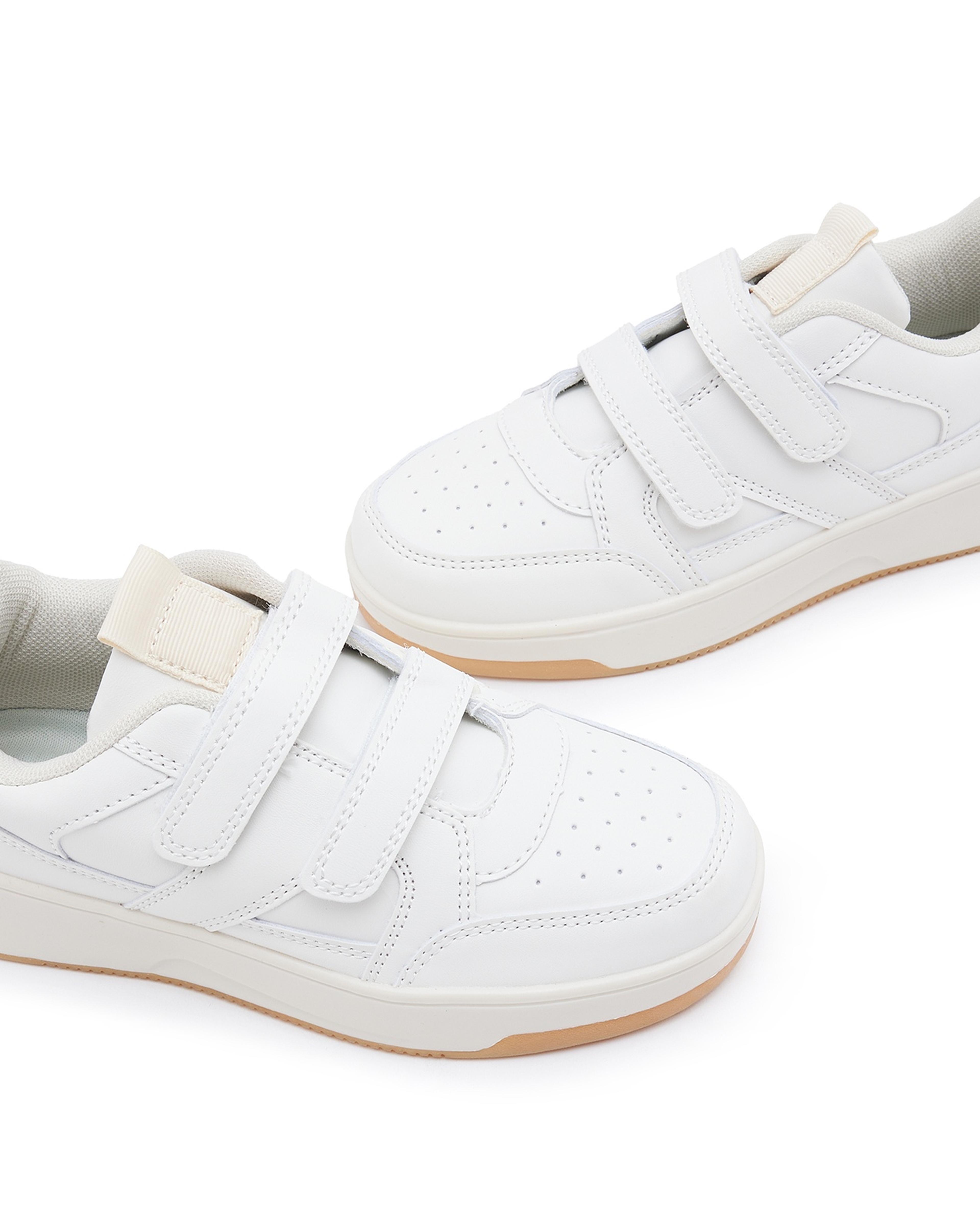 حذاء رياضي بشريط فيلكرو سادة