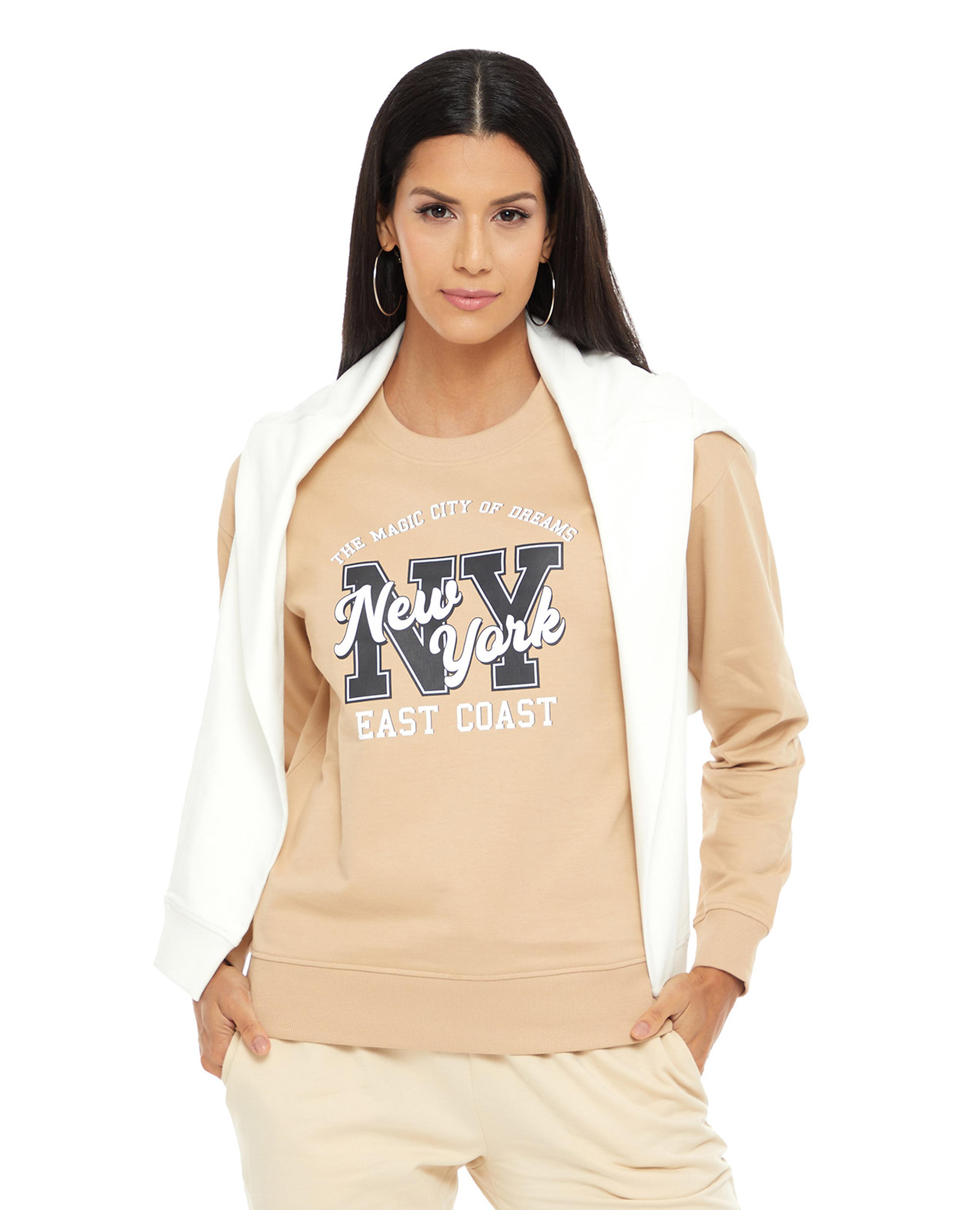 سويتشيرت بطبعة بياقة دائرية بأكمام طويلة