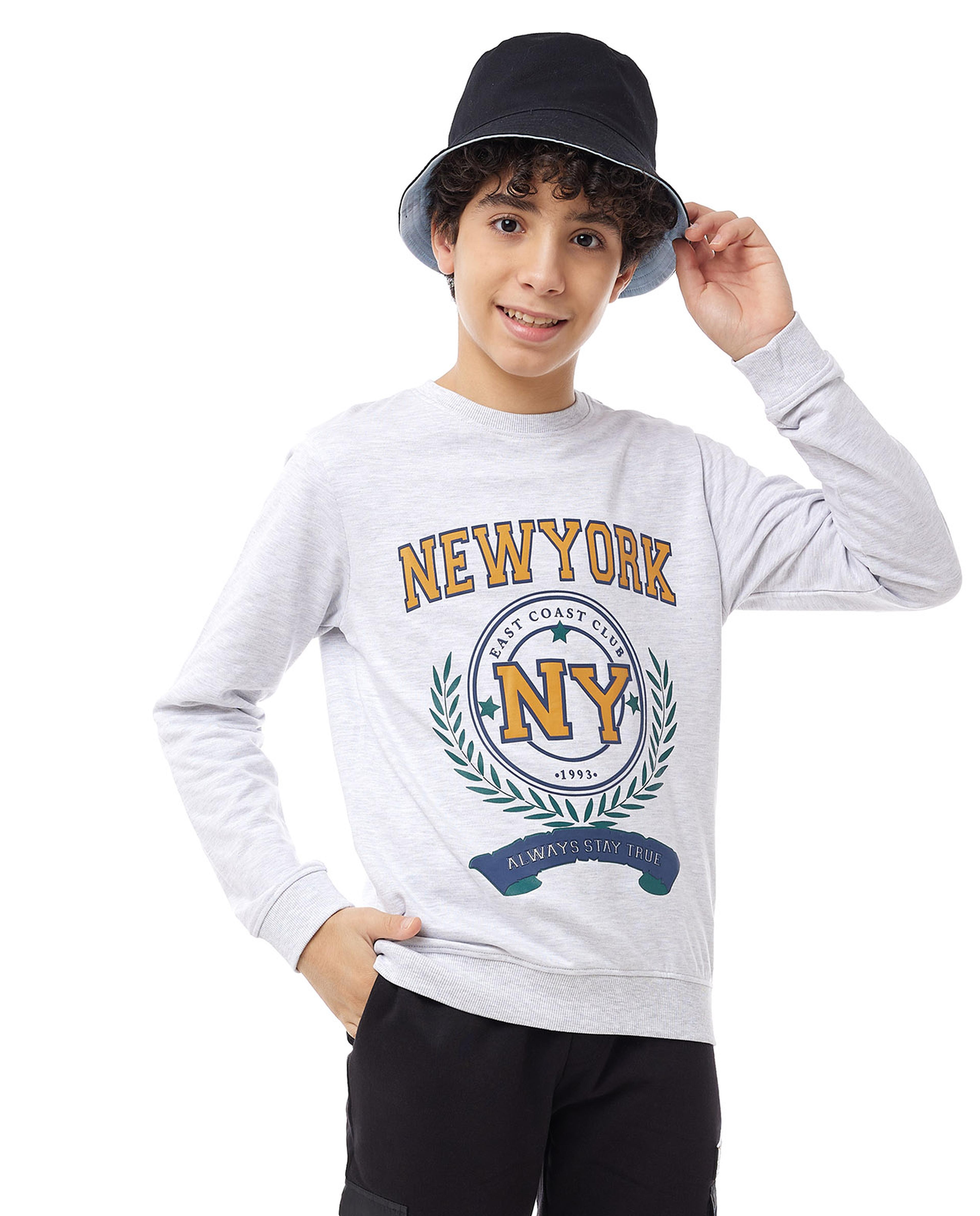 سويتشيرت بياقة مستديرة وأكمام طويلة بطبعة