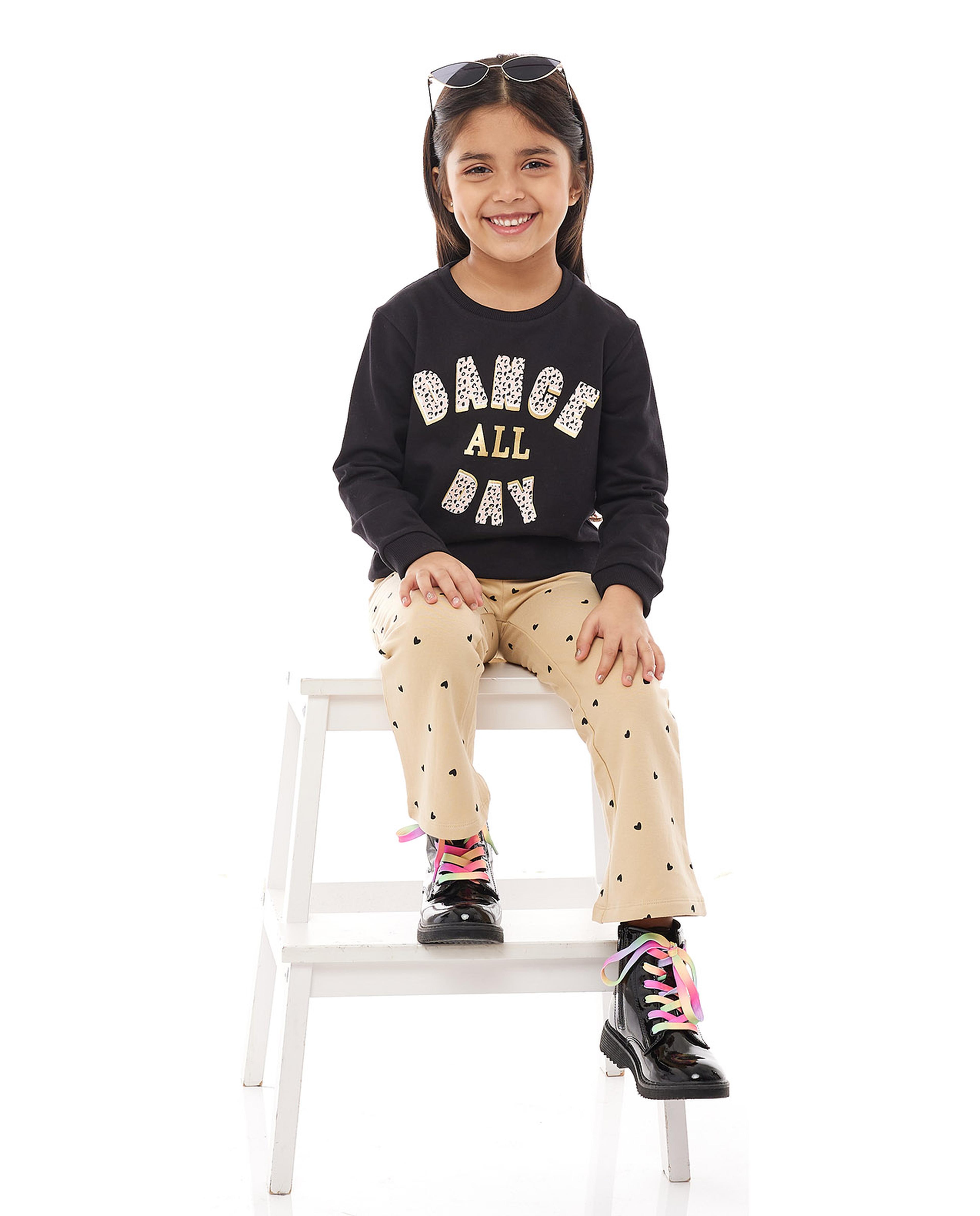 سويتشيرت بياقة دائرية وأكمام طويلة بطبعة