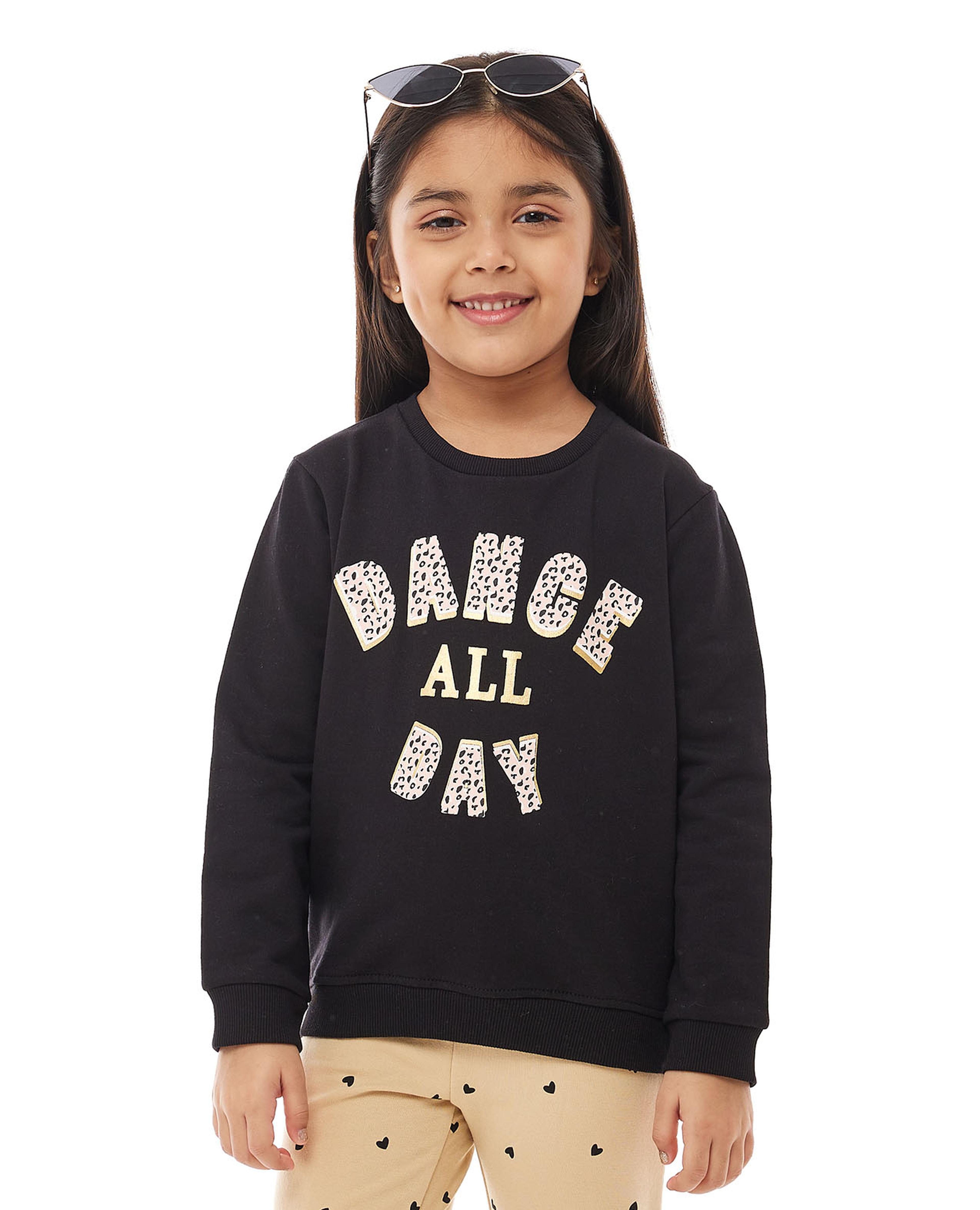 سويتشيرت بياقة دائرية وأكمام طويلة بطبعة