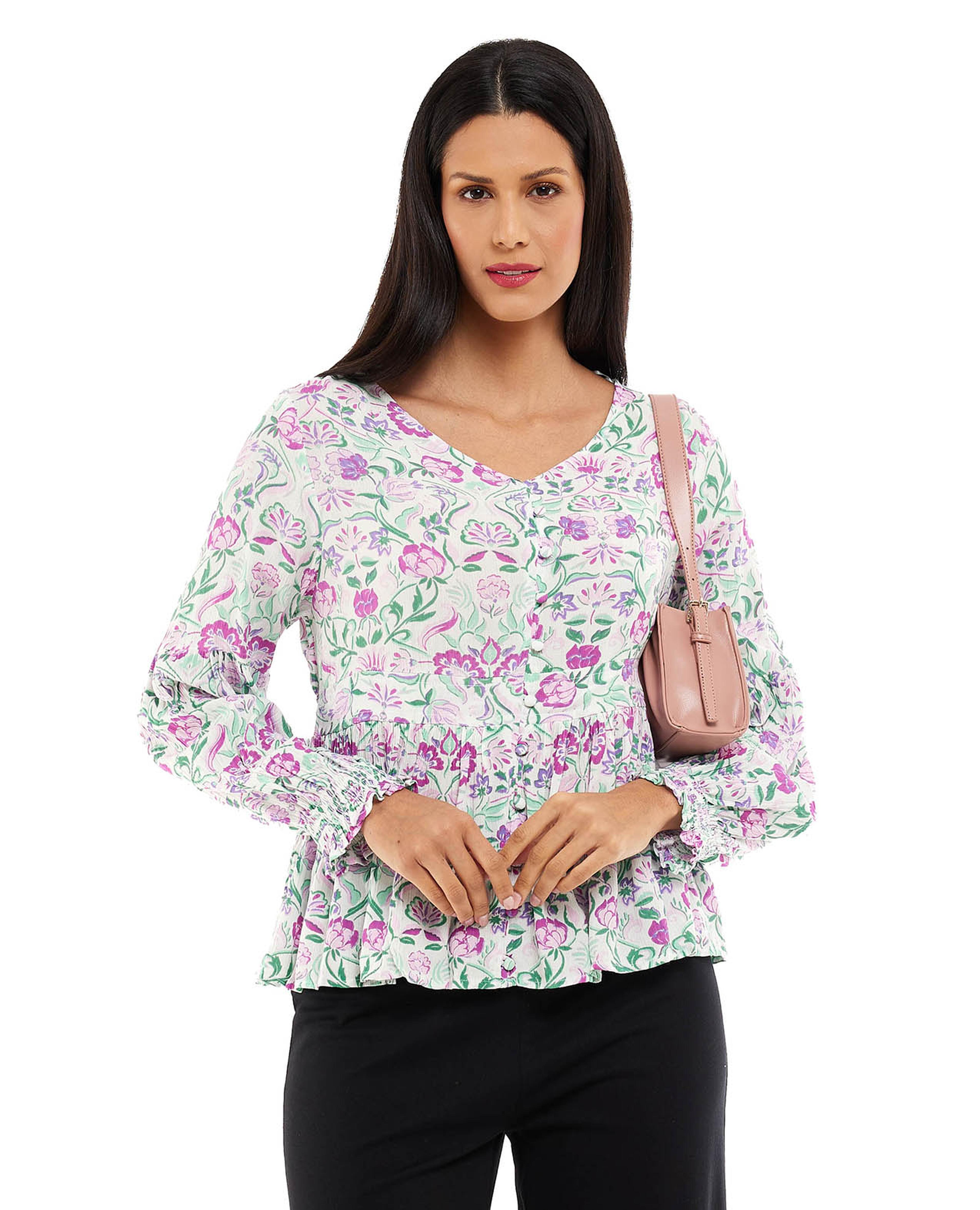 توب بياقة V وأكمام بيشوب بطبعة