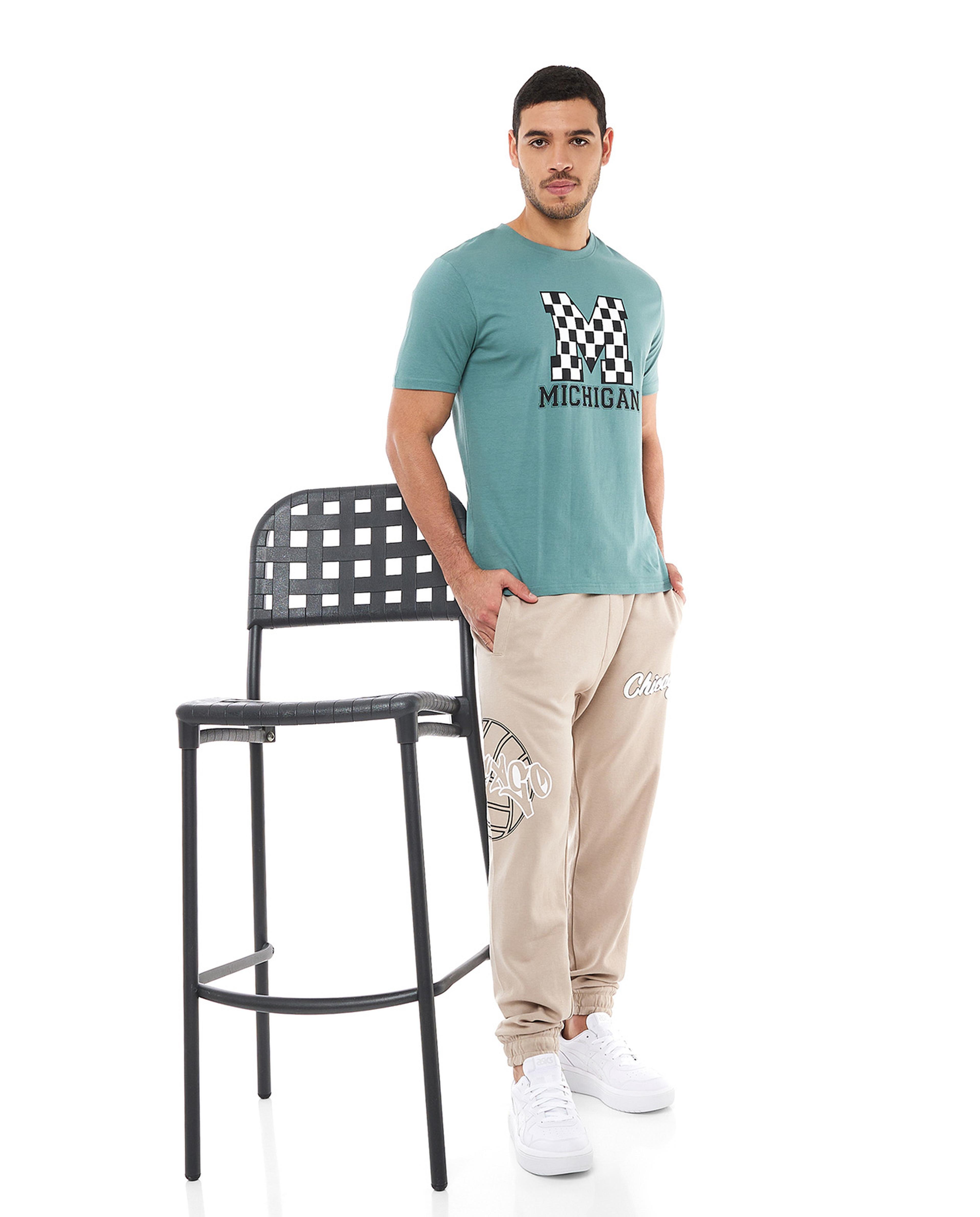 تيشيرت بطبعة وبياقة دائرية وبأكمام قصيرة