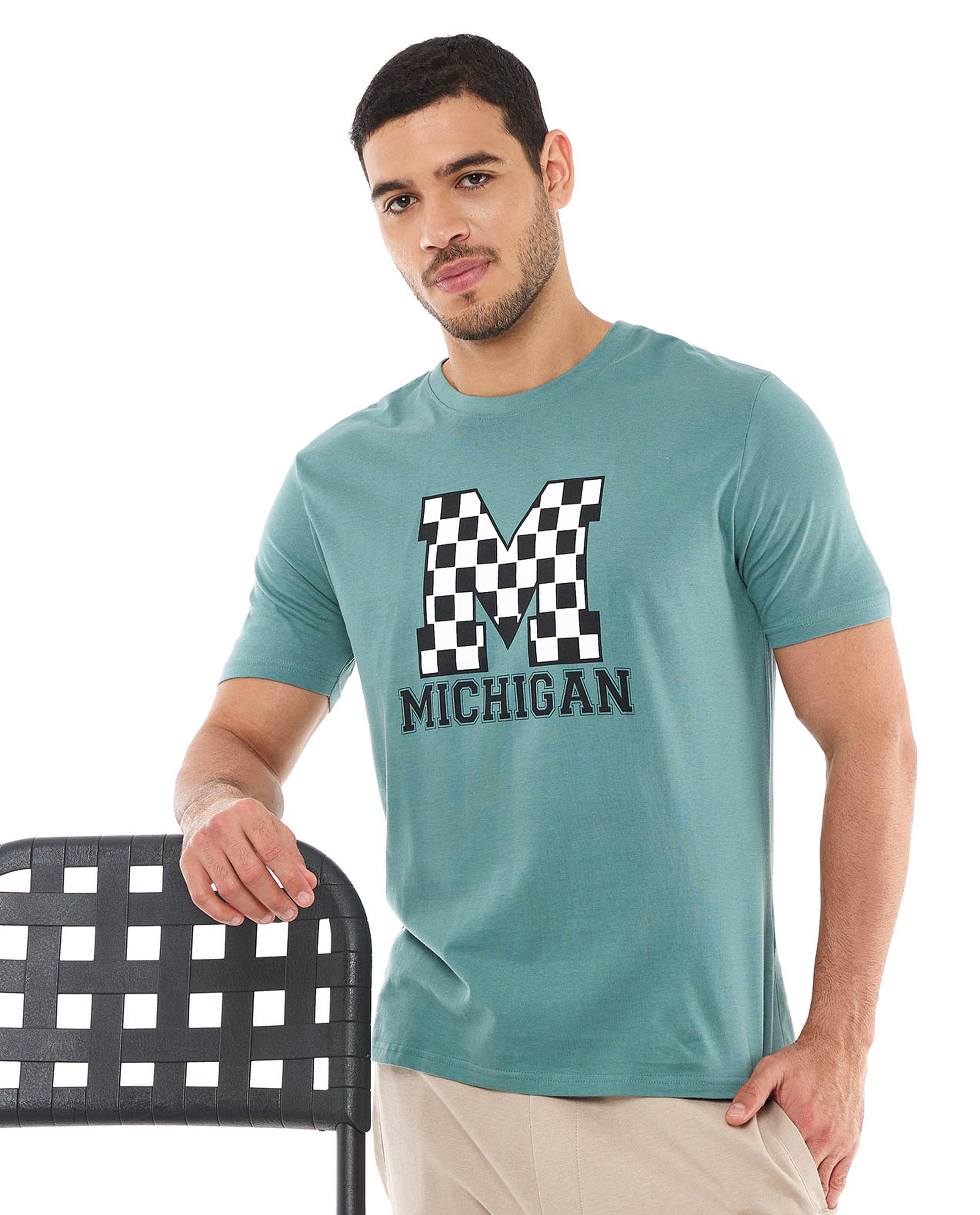 تيشيرت بطبعة وبياقة دائرية وبأكمام قصيرة