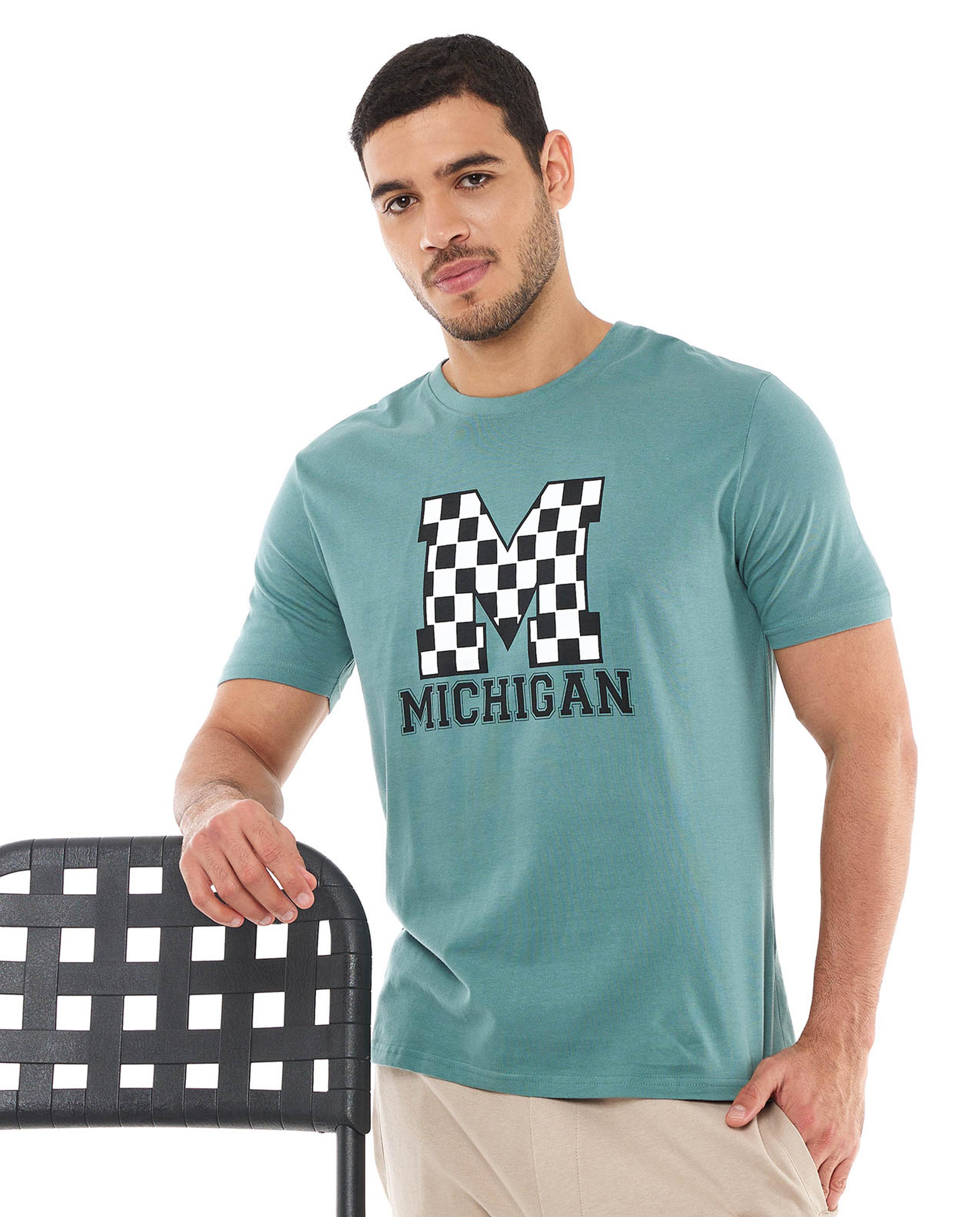 تيشيرت بطبعة وبياقة دائرية وبأكمام قصيرة