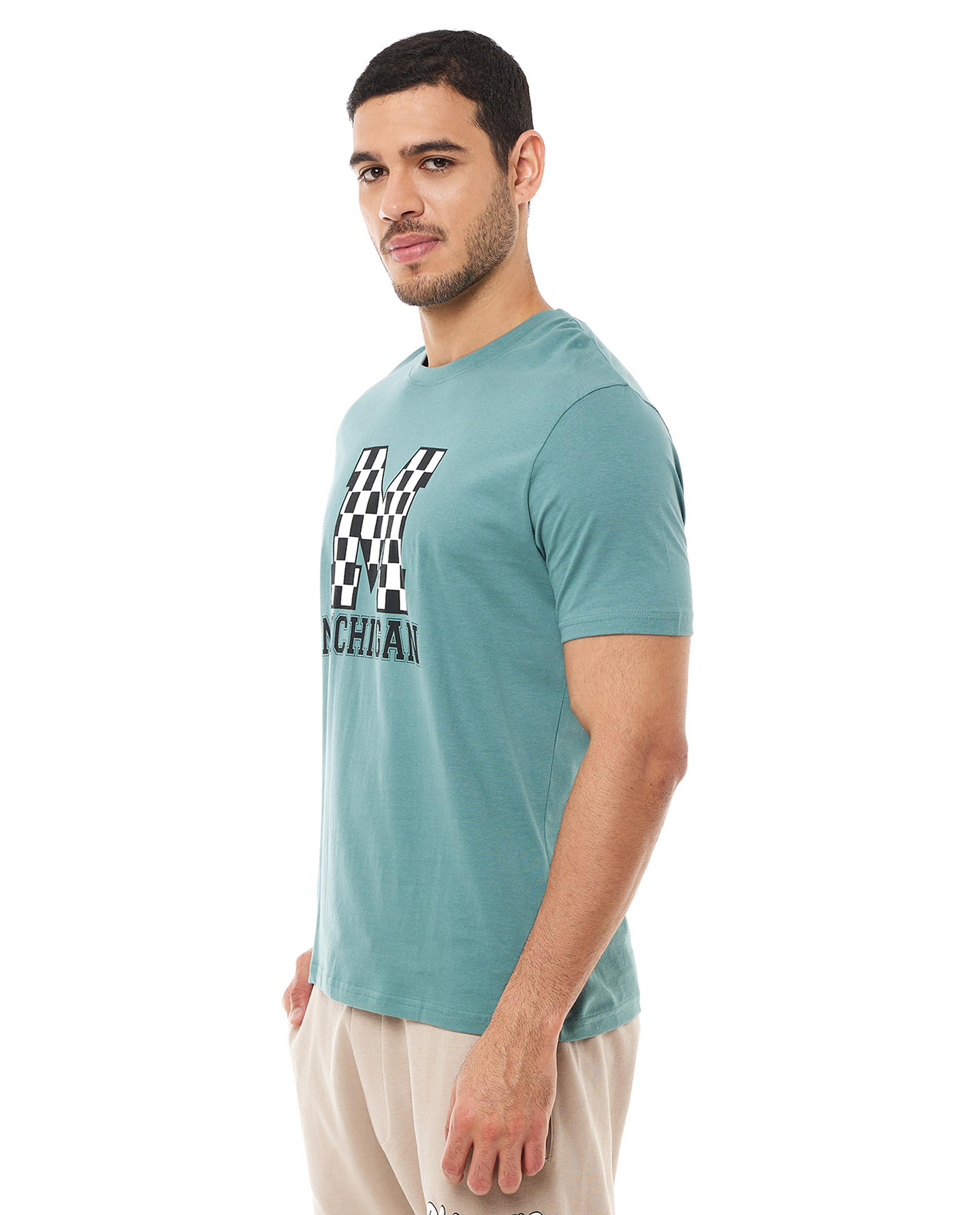 تيشيرت بطبعة وبياقة دائرية وبأكمام قصيرة