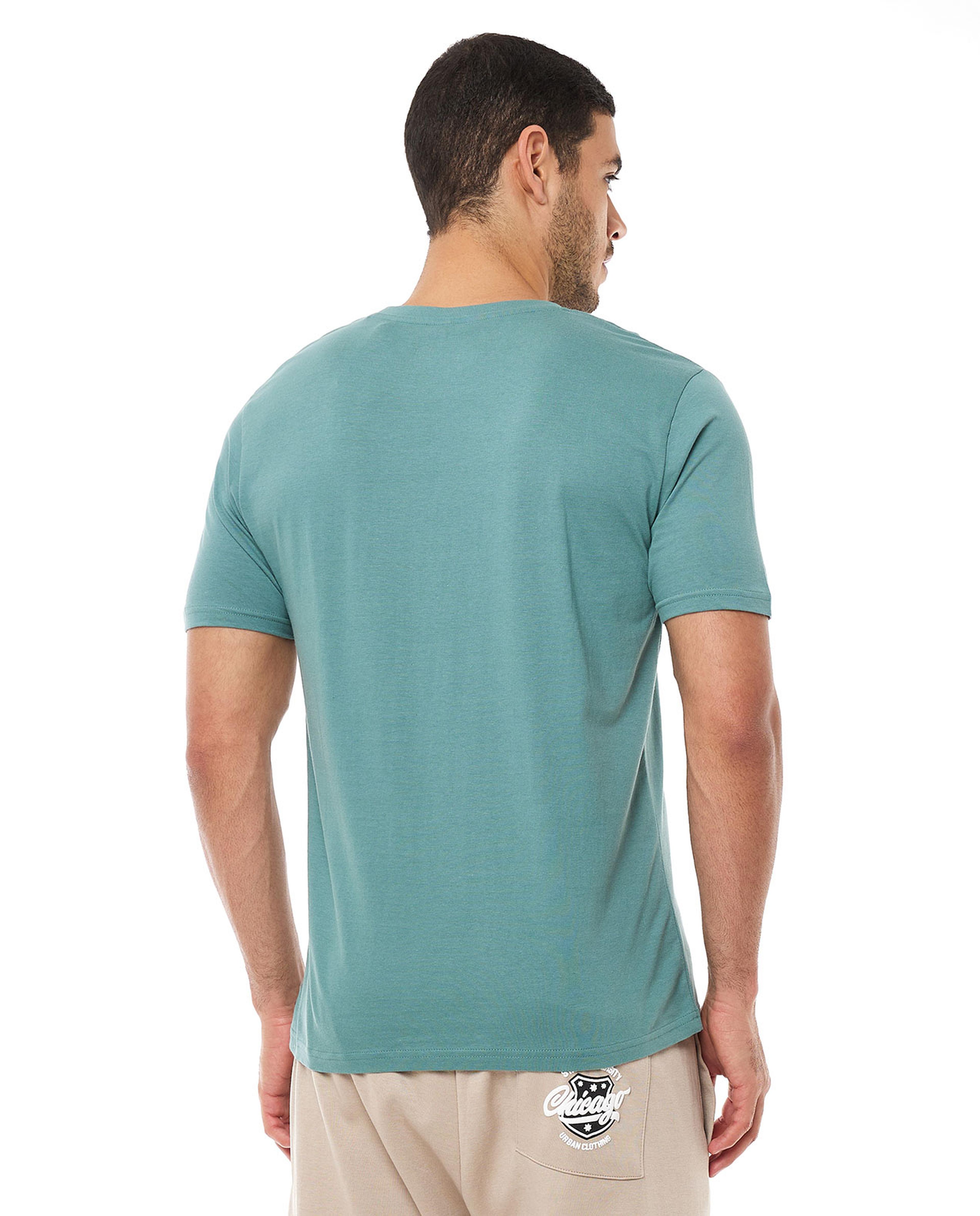 تيشيرت بطبعة وبياقة دائرية وبأكمام قصيرة