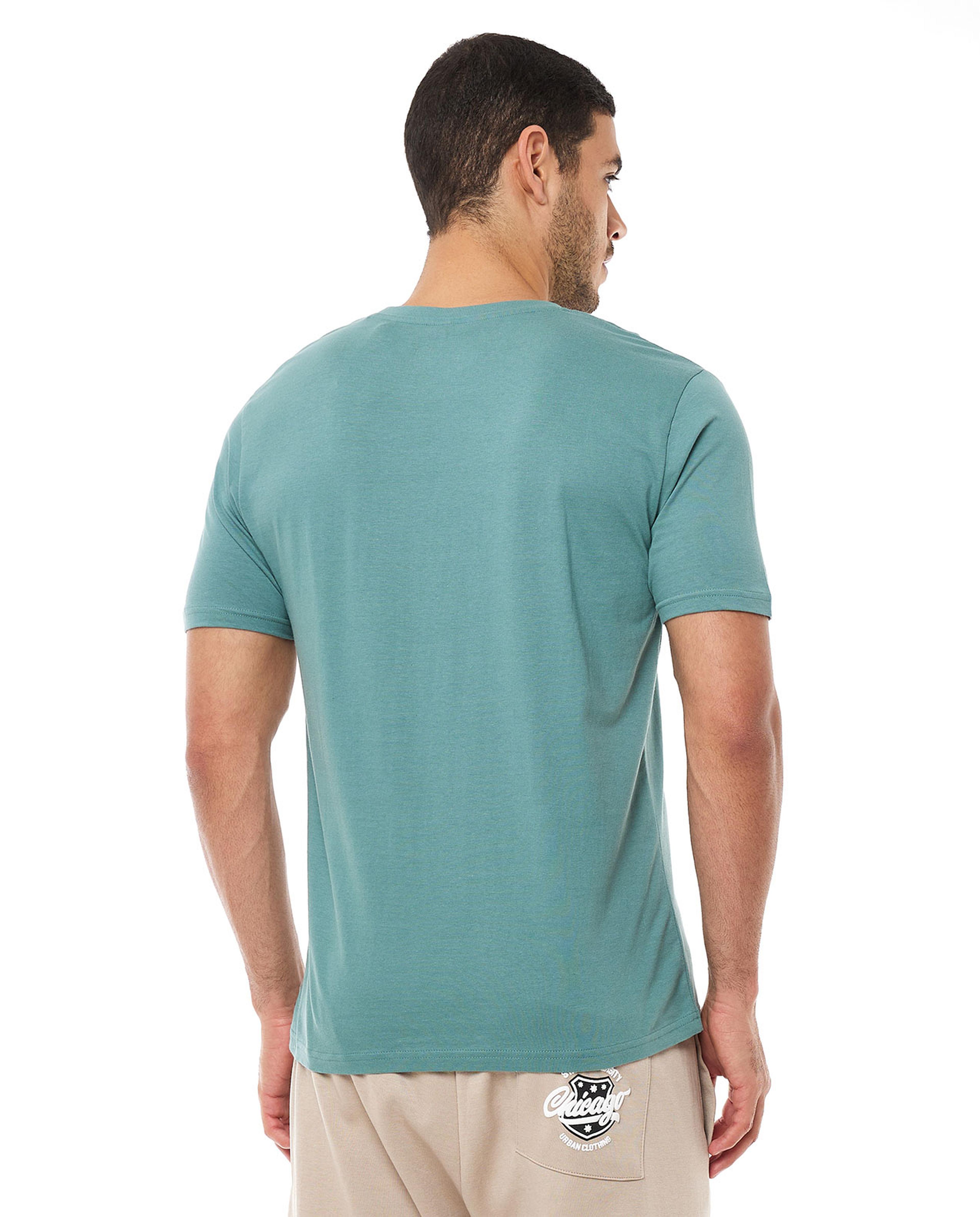 تيشيرت بطبعة وبياقة دائرية وبأكمام قصيرة