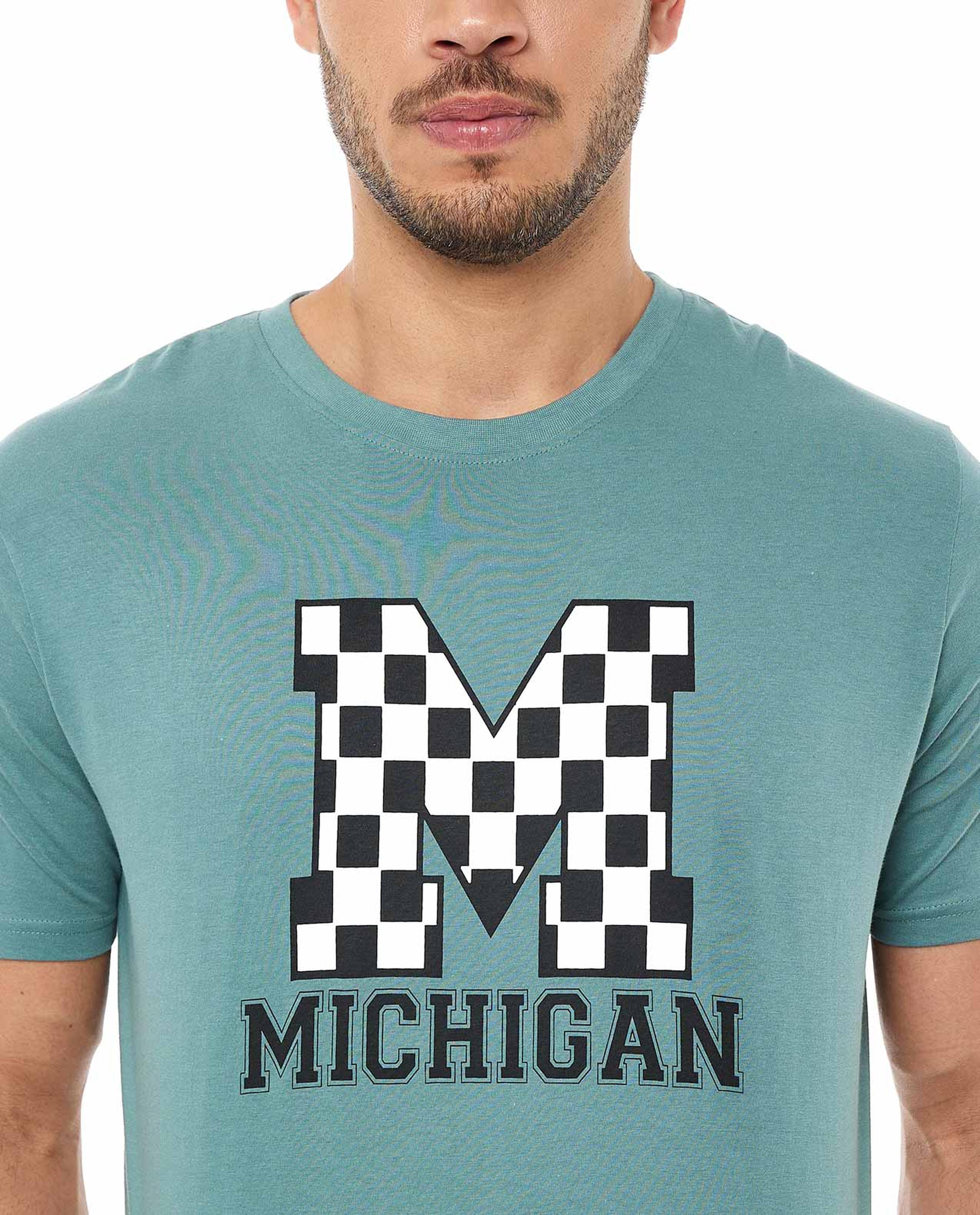 تيشيرت بطبعة وبياقة دائرية وبأكمام قصيرة