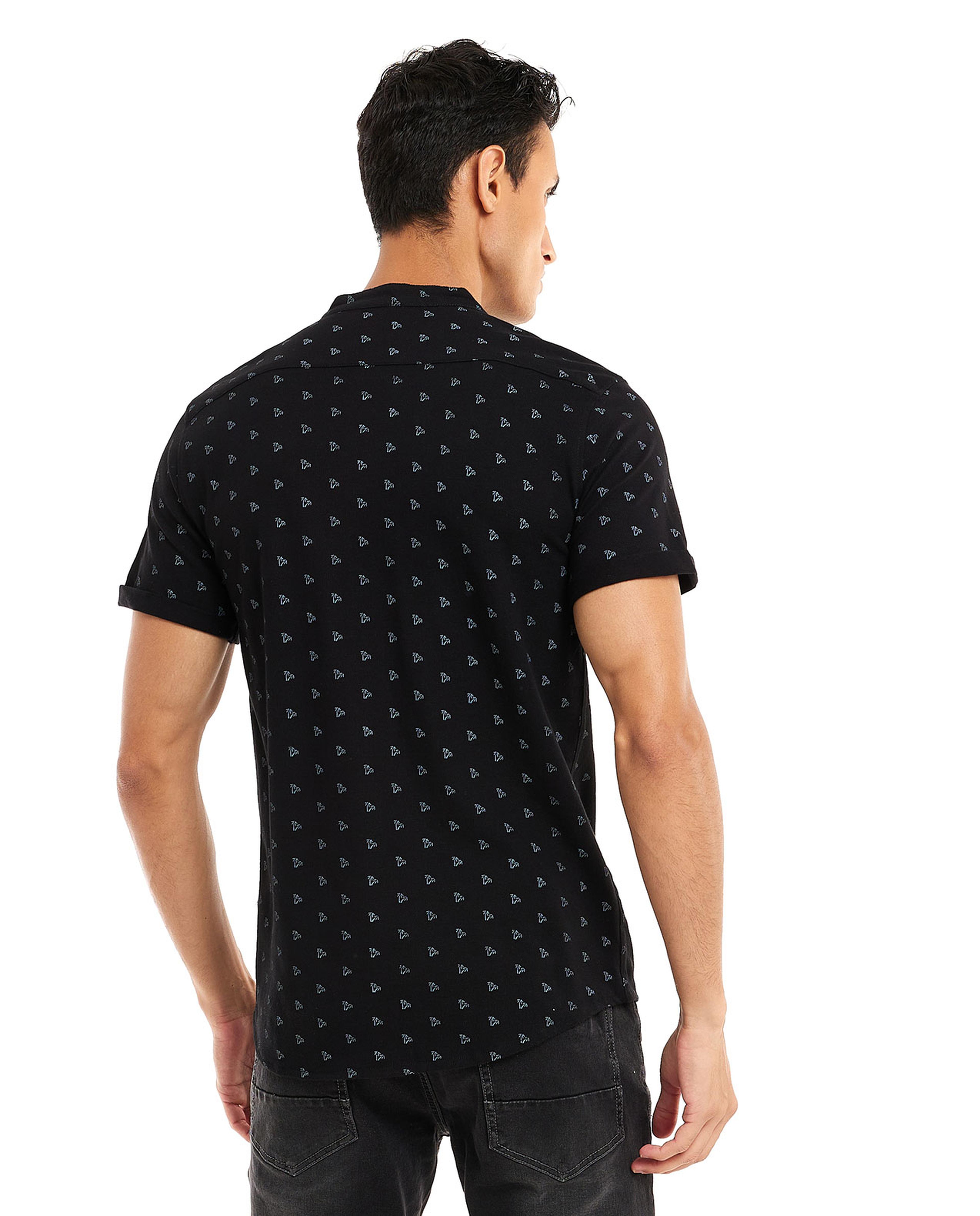 قميص بطبعة وبياقة ماندرين وبأكمام قصيرة