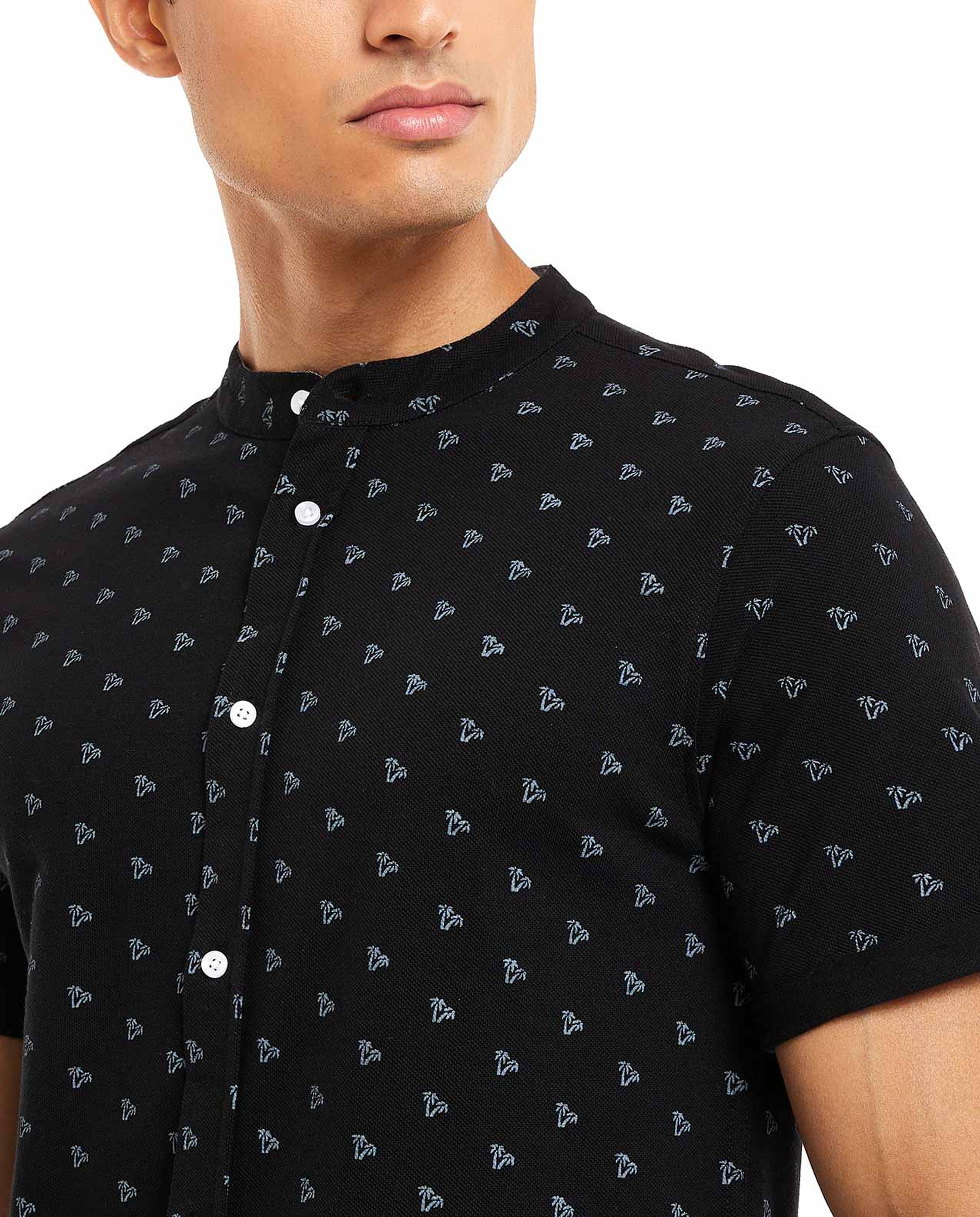 قميص بطبعة وبياقة ماندرين وبأكمام قصيرة