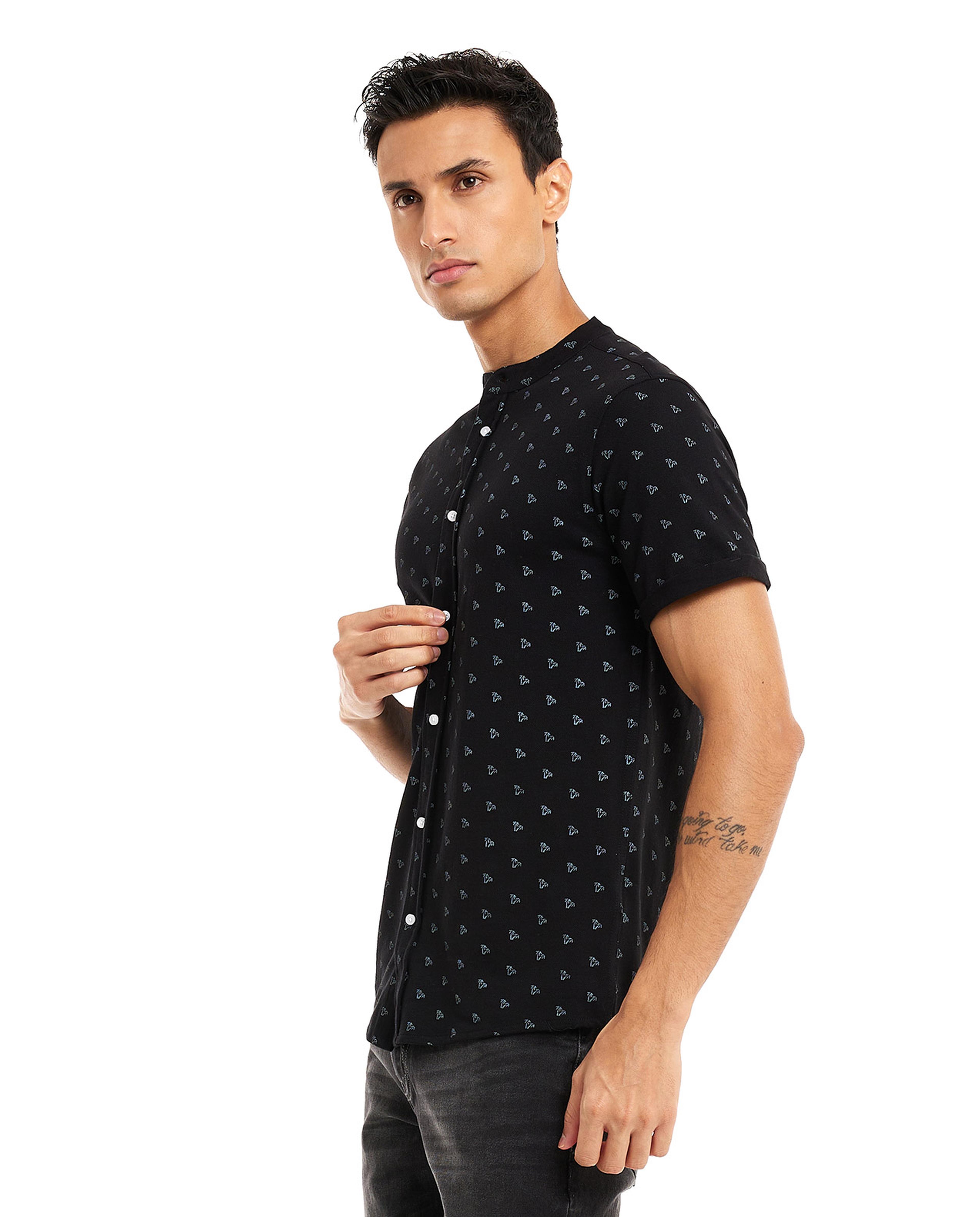 قميص بطبعة وبياقة ماندرين وبأكمام قصيرة