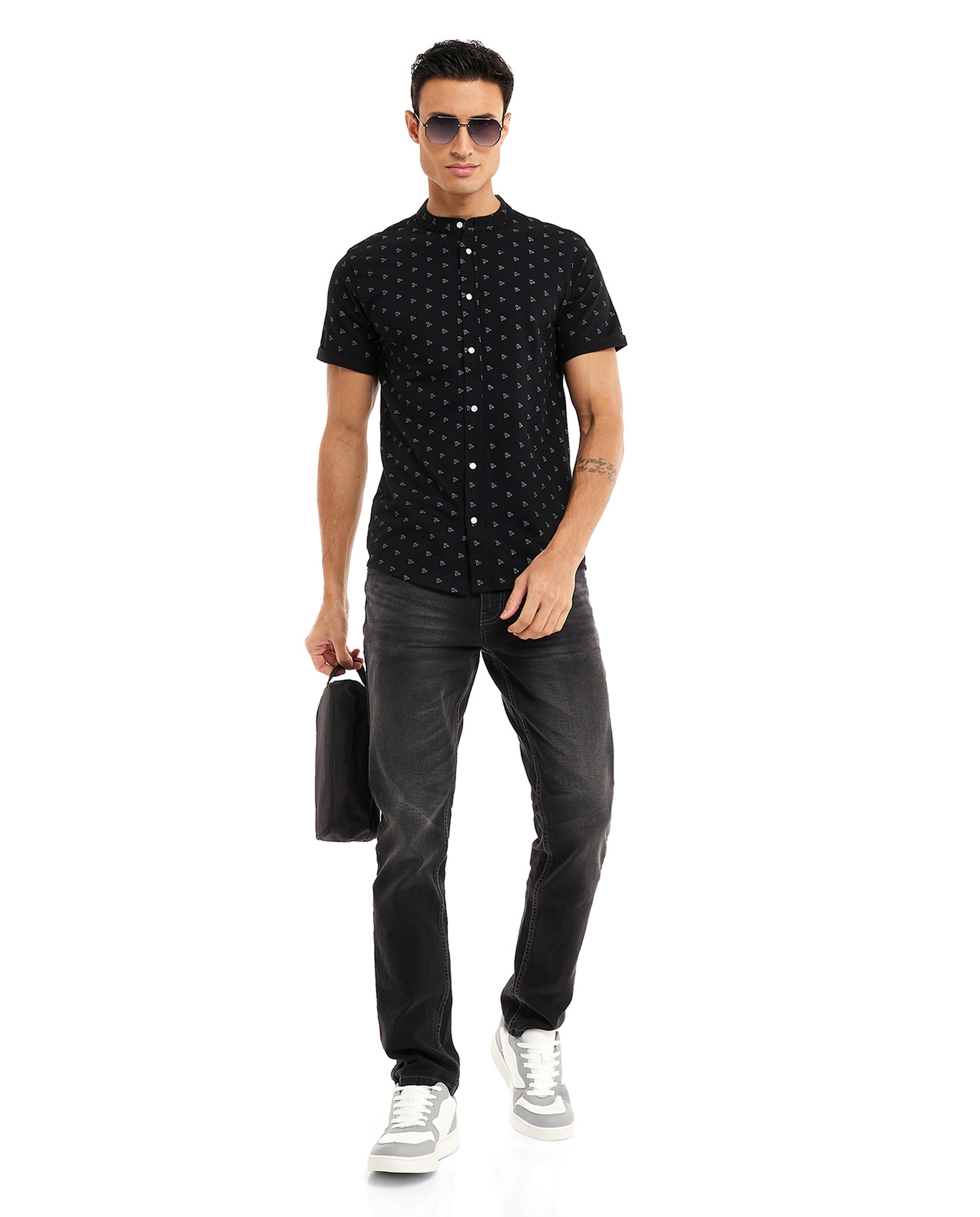 قميص بطبعة وبياقة ماندرين وبأكمام قصيرة