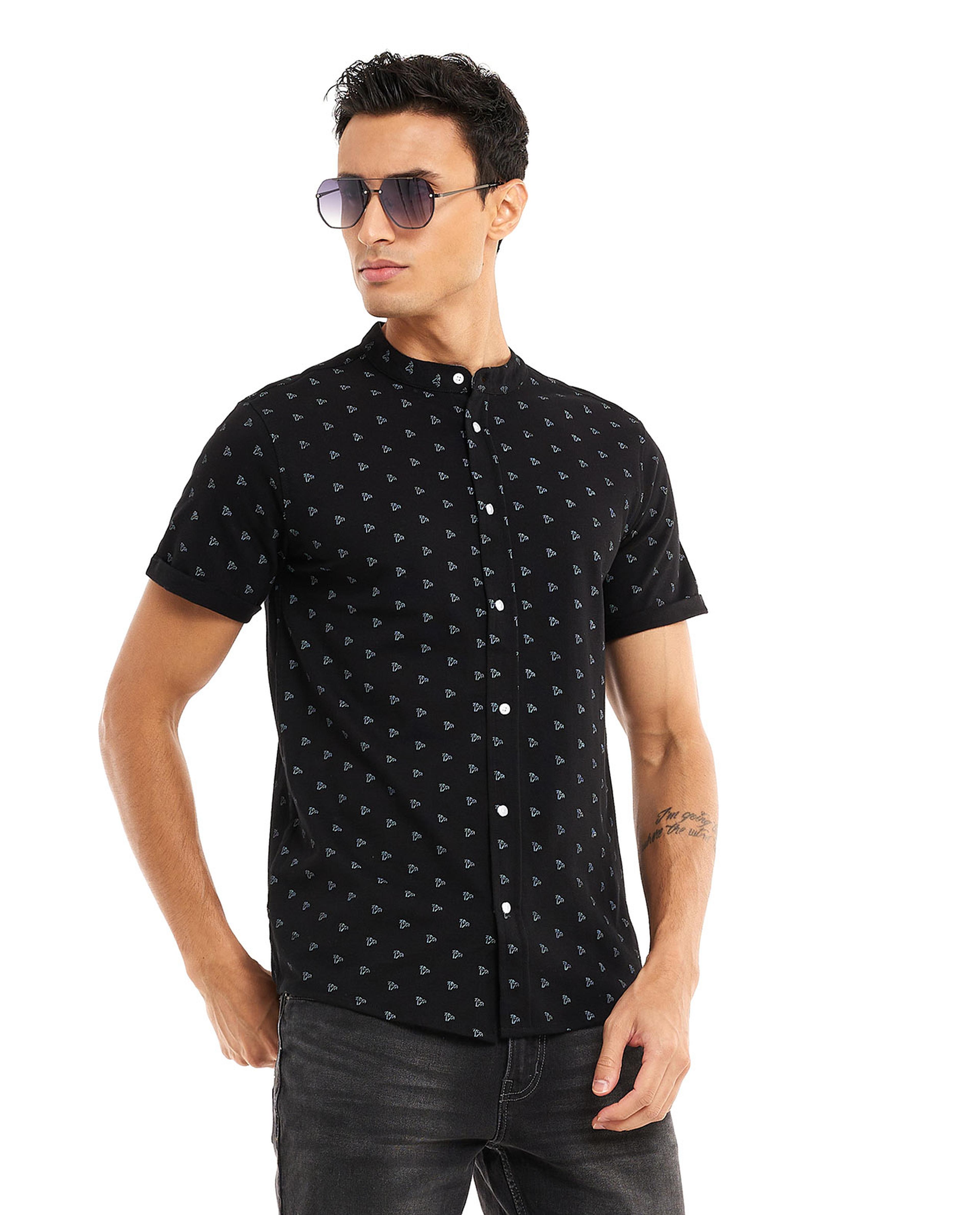 قميص بطبعة وبياقة ماندرين وبأكمام قصيرة