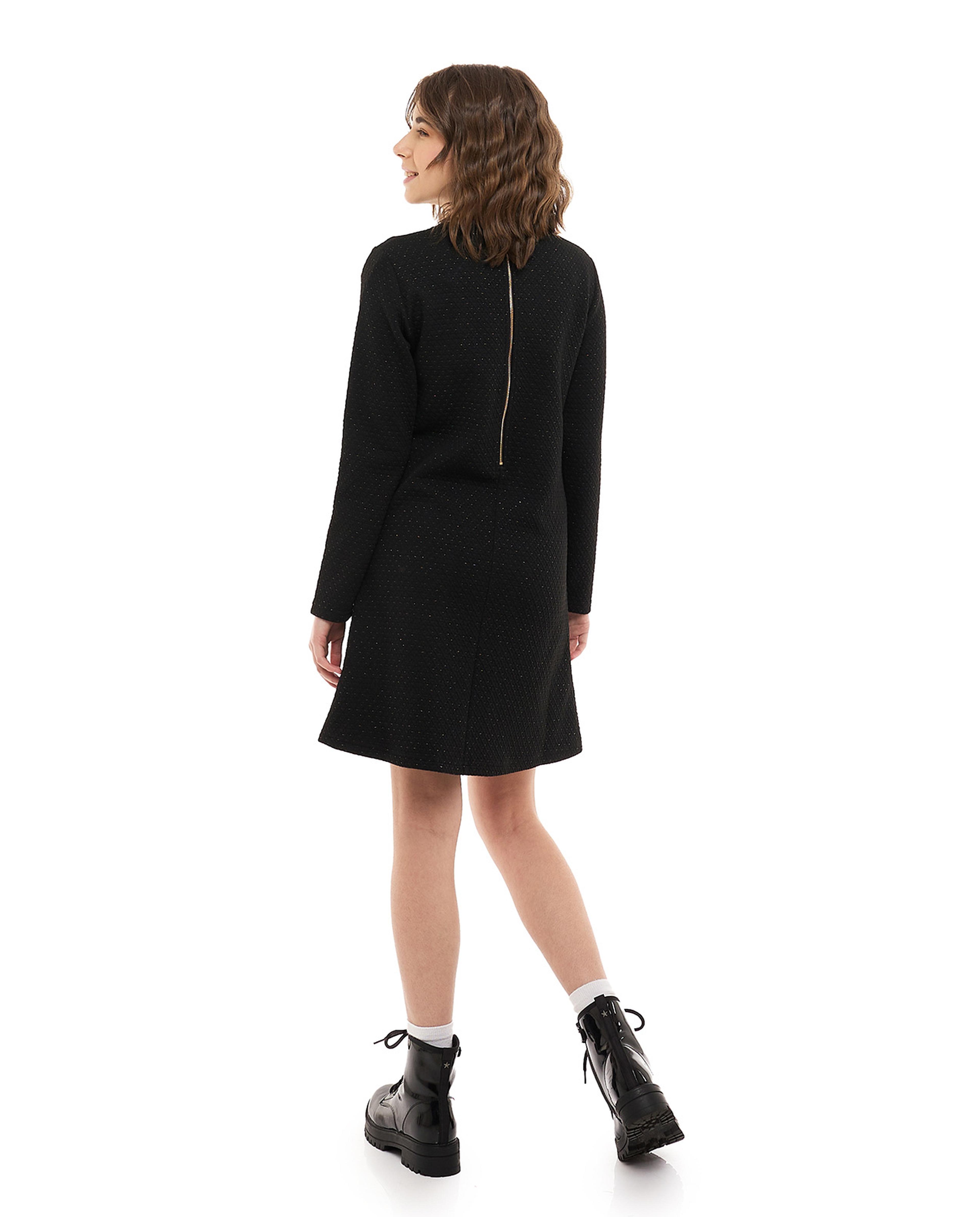 فستان منقوش بياقة مستديرة وأكمام قصيرة