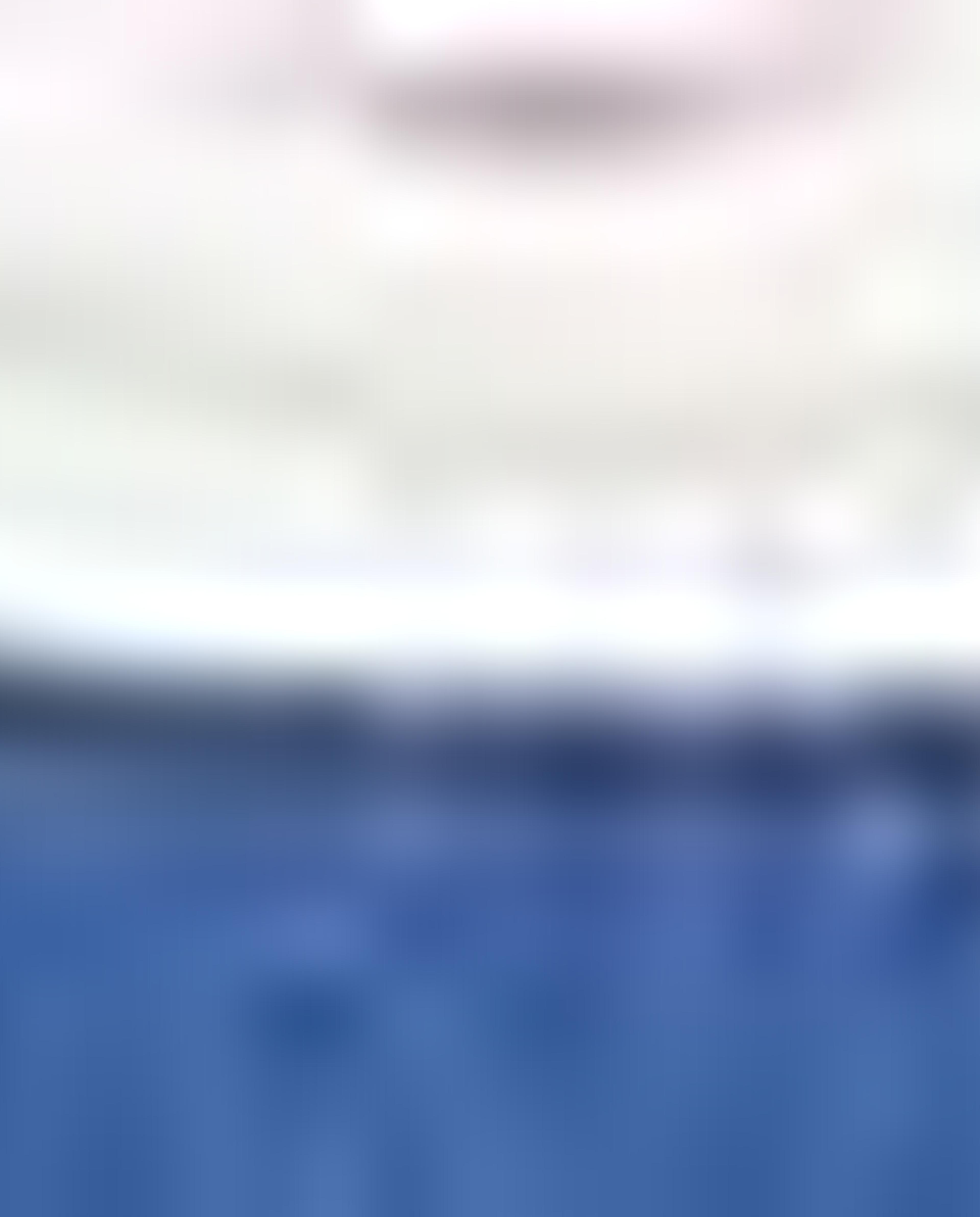 أوفرول دينيم وتوب منقط