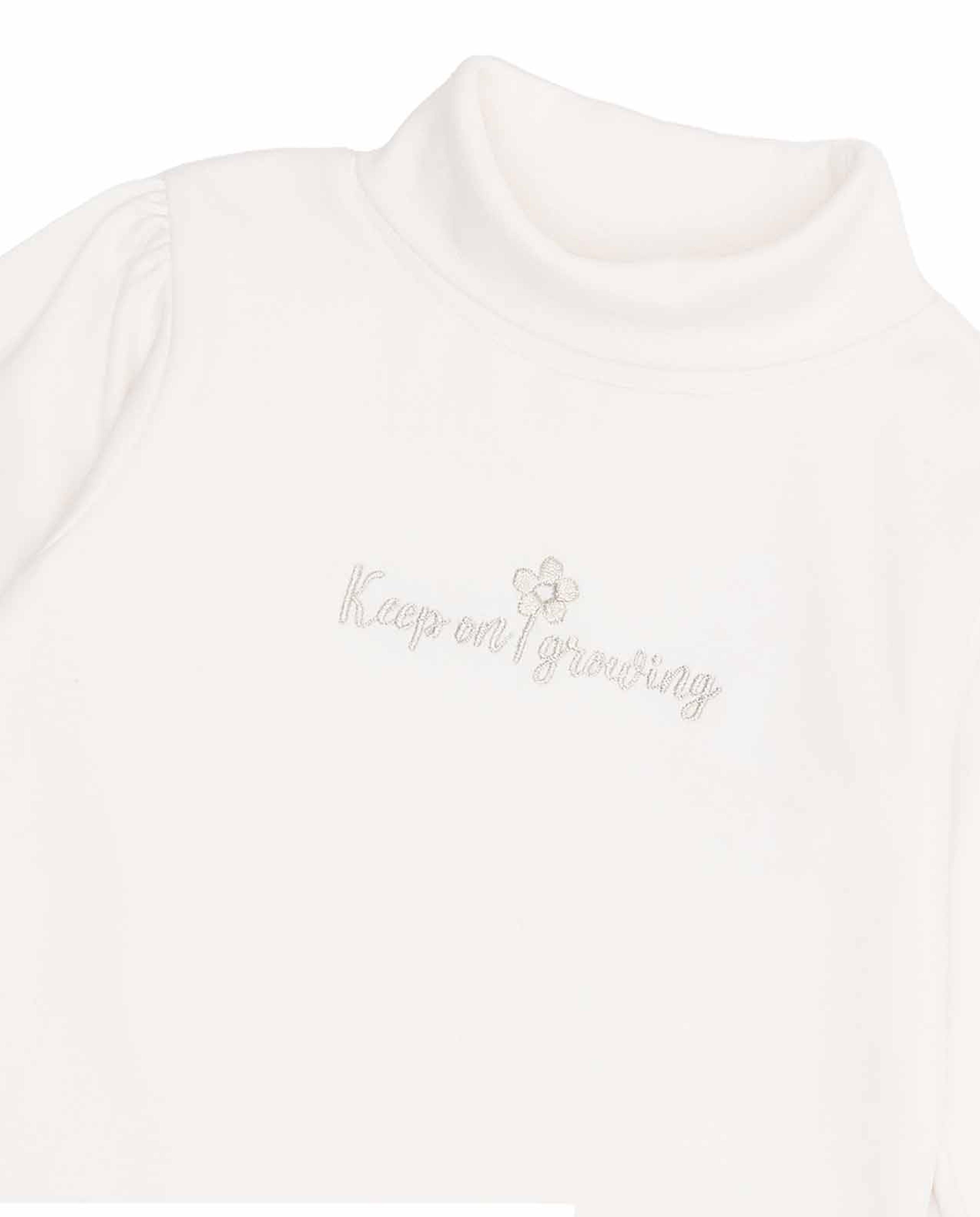 توب مطرز بياقة سلحفاة وأكمام طويلة