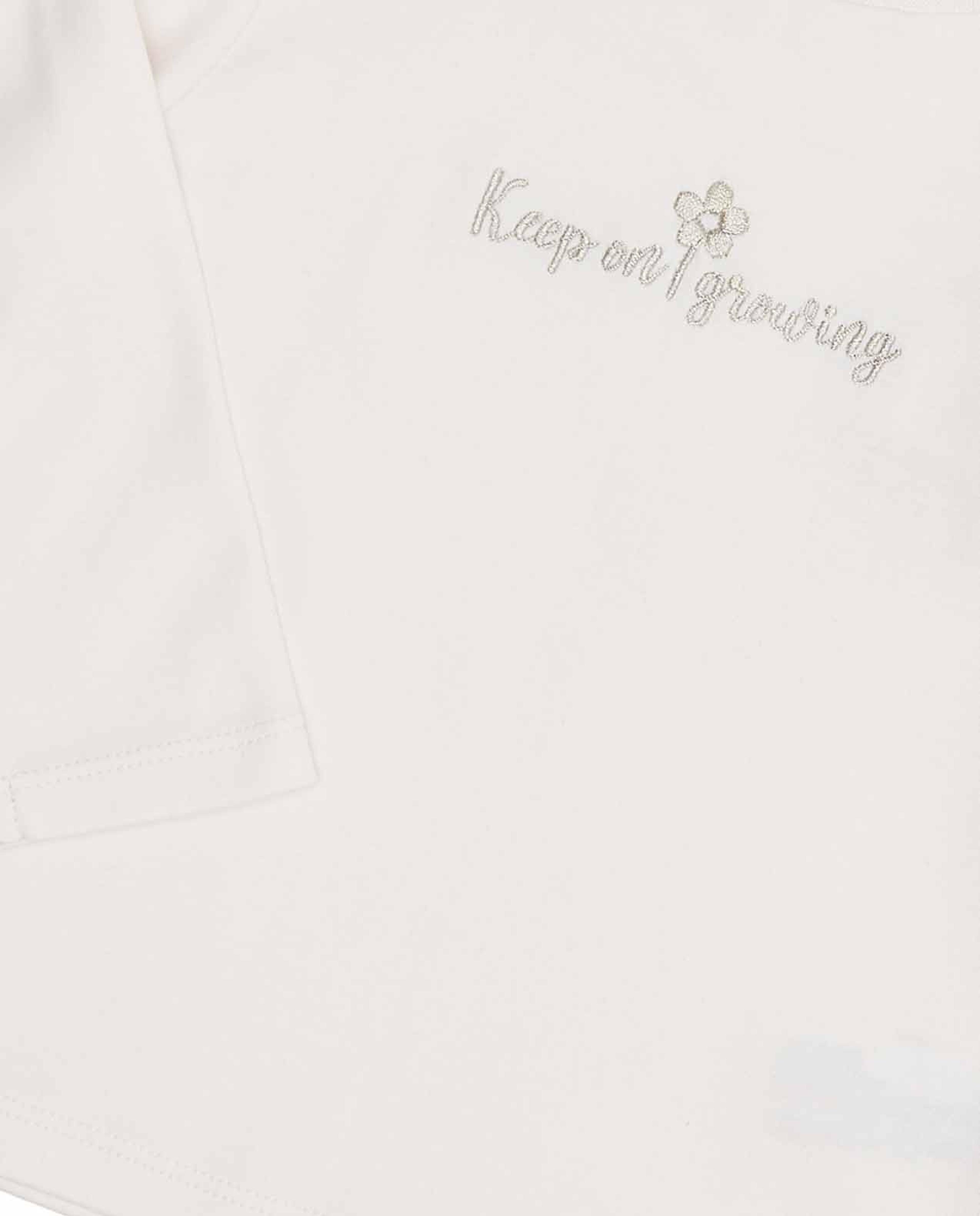 توب مطرز بياقة سلحفاة وأكمام طويلة