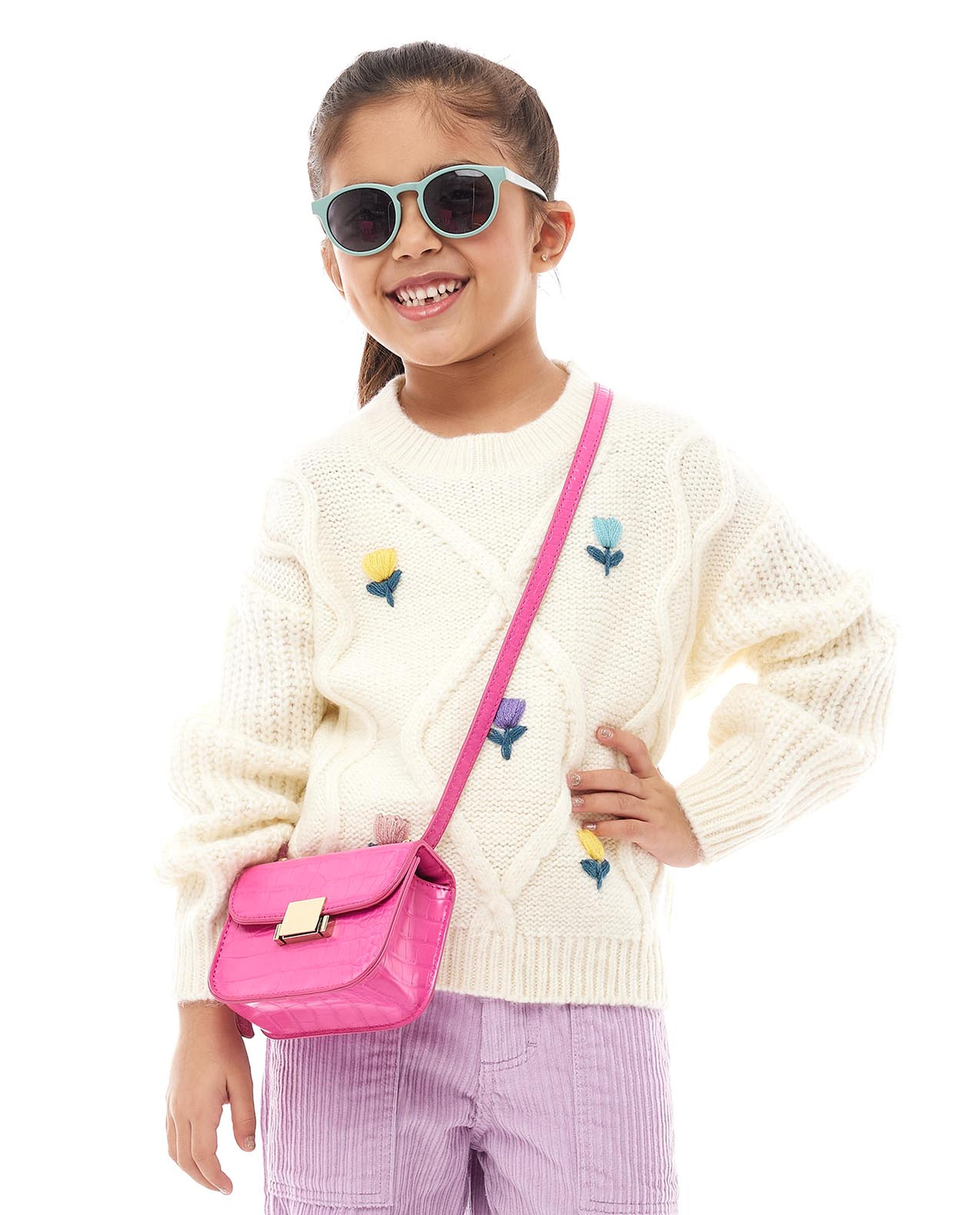 سترة مطرزة بياقة مستديرة وأكمام طويلة