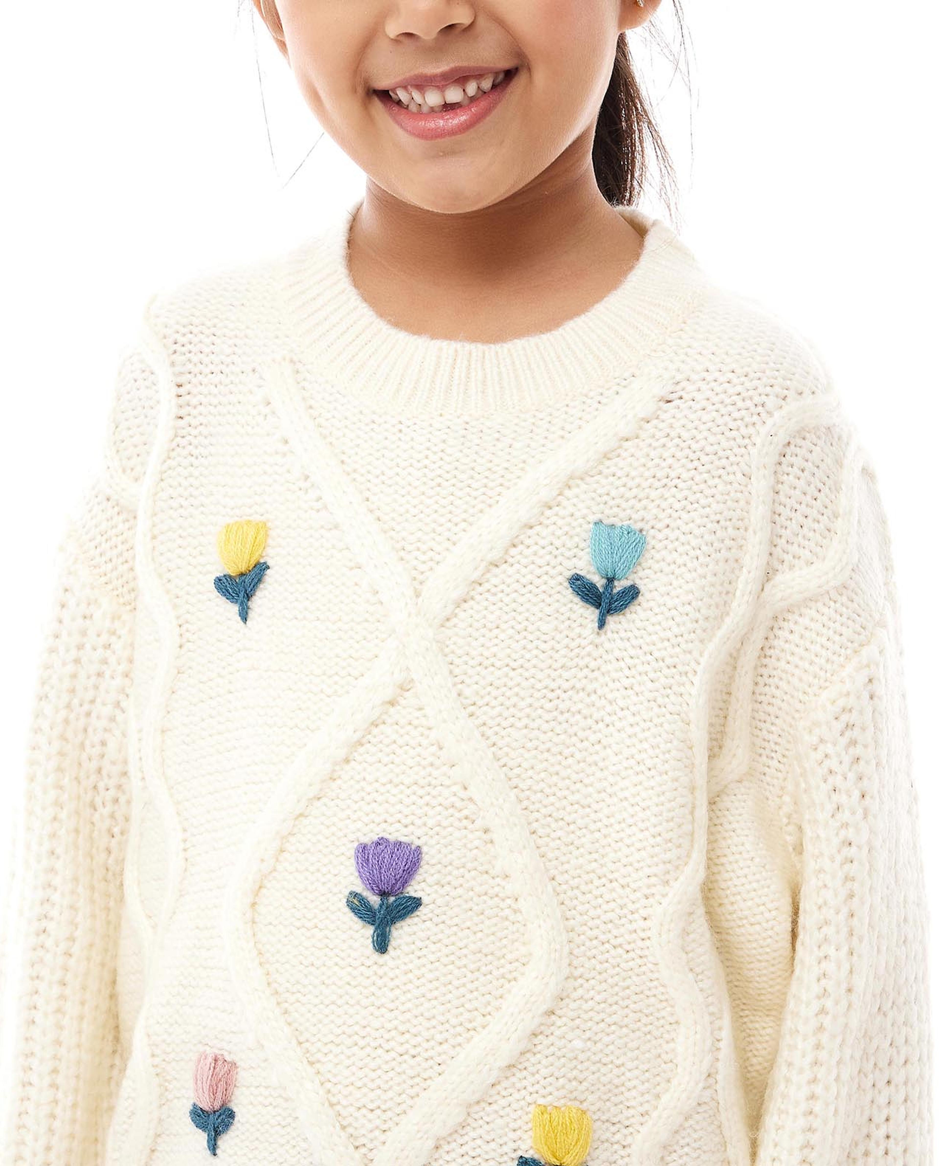 سترة مطرزة بياقة مستديرة وأكمام طويلة