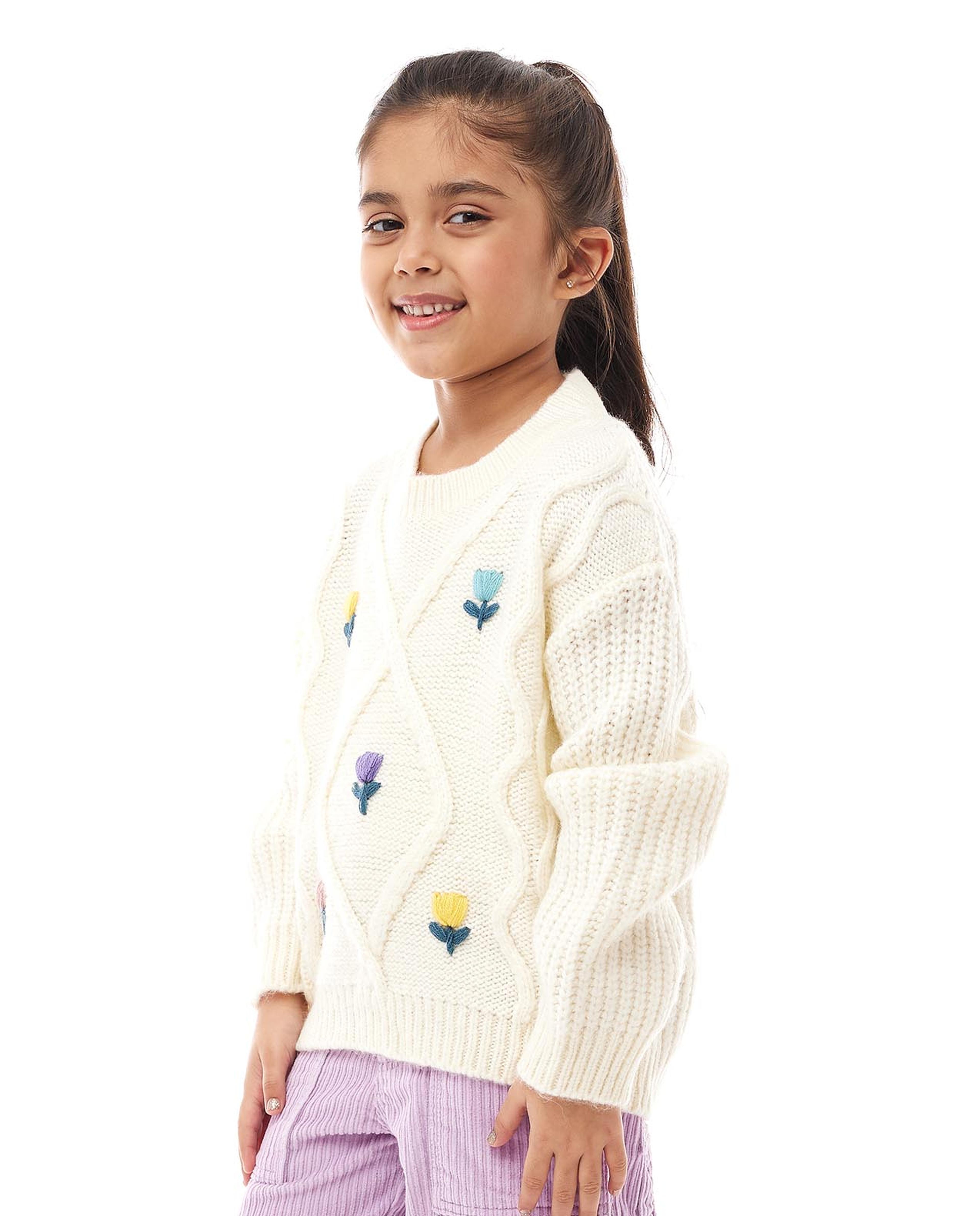 سترة مطرزة بياقة مستديرة وأكمام طويلة