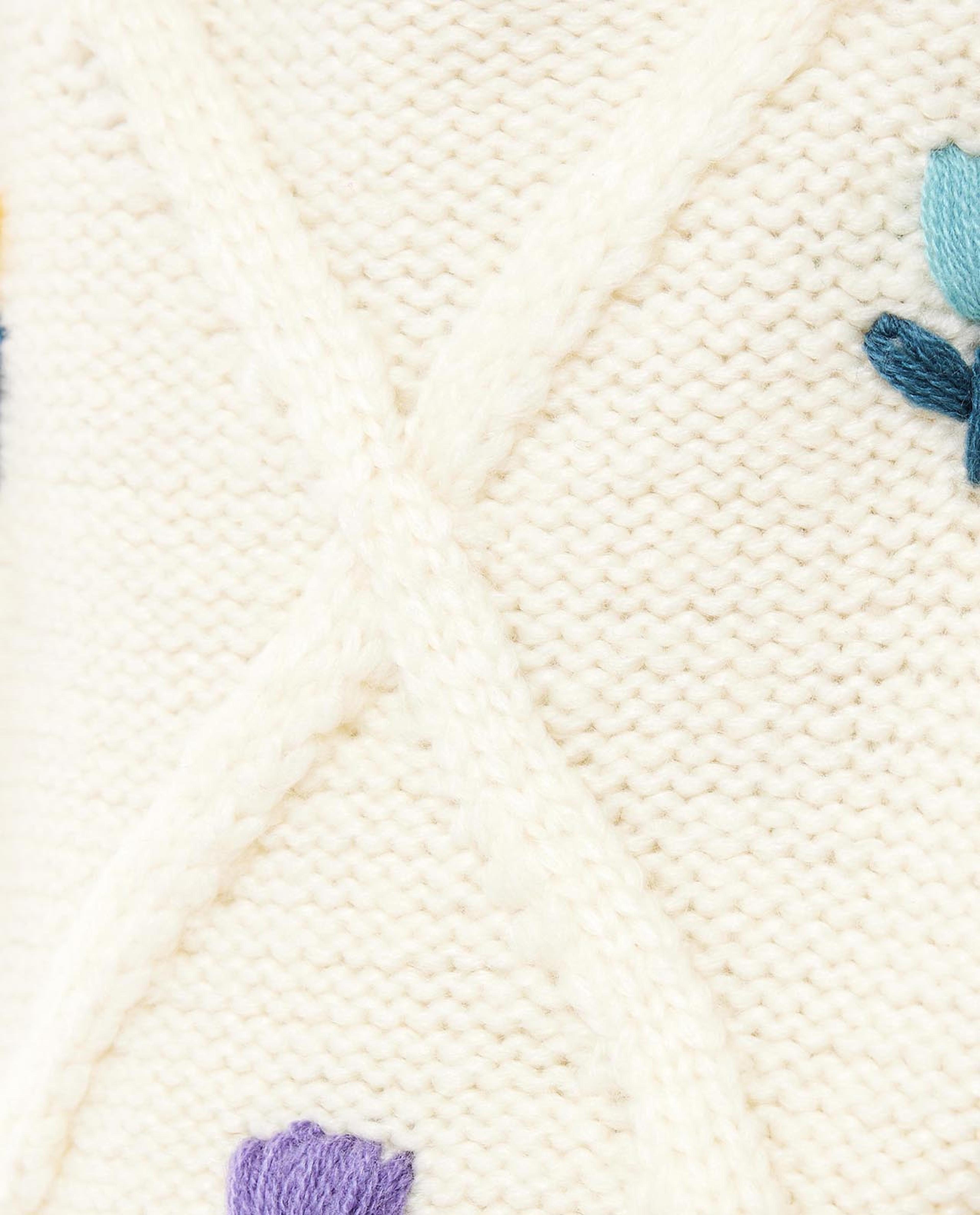 سترة مطرزة بياقة مستديرة وأكمام طويلة