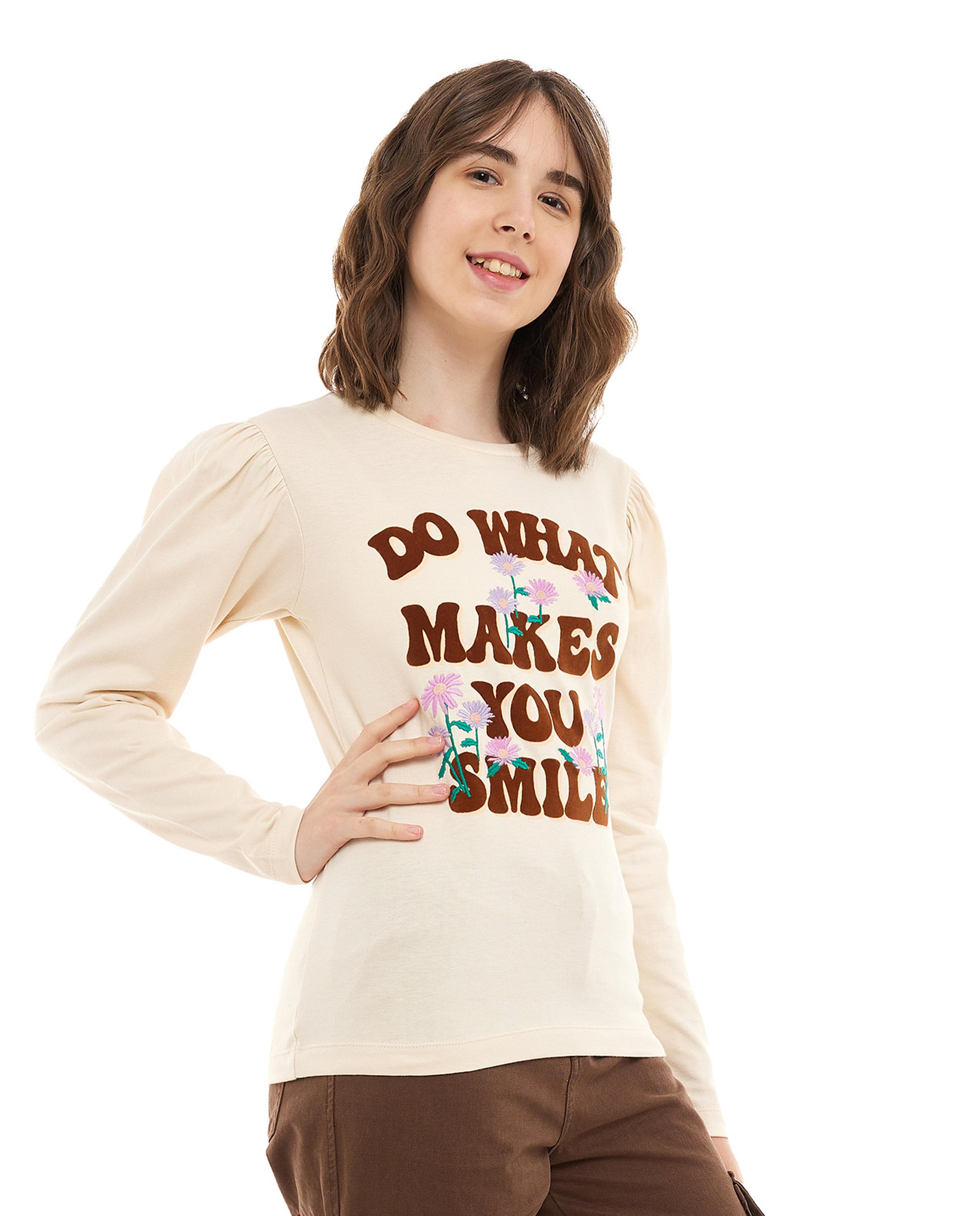 تيشيرت بطبعة وياقة مستديرة وأكمام طويلة