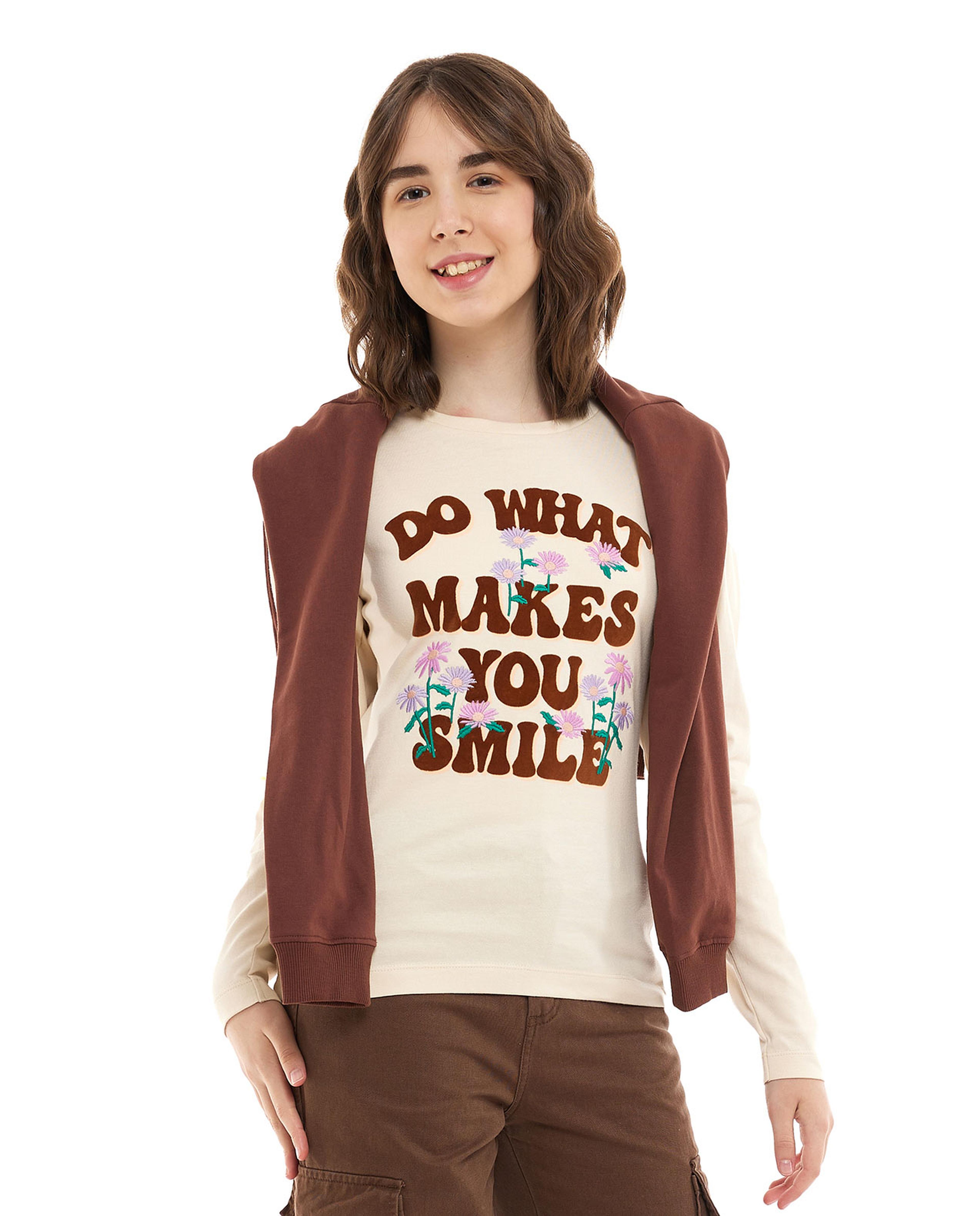 تيشيرت بطبعة وياقة مستديرة وأكمام طويلة