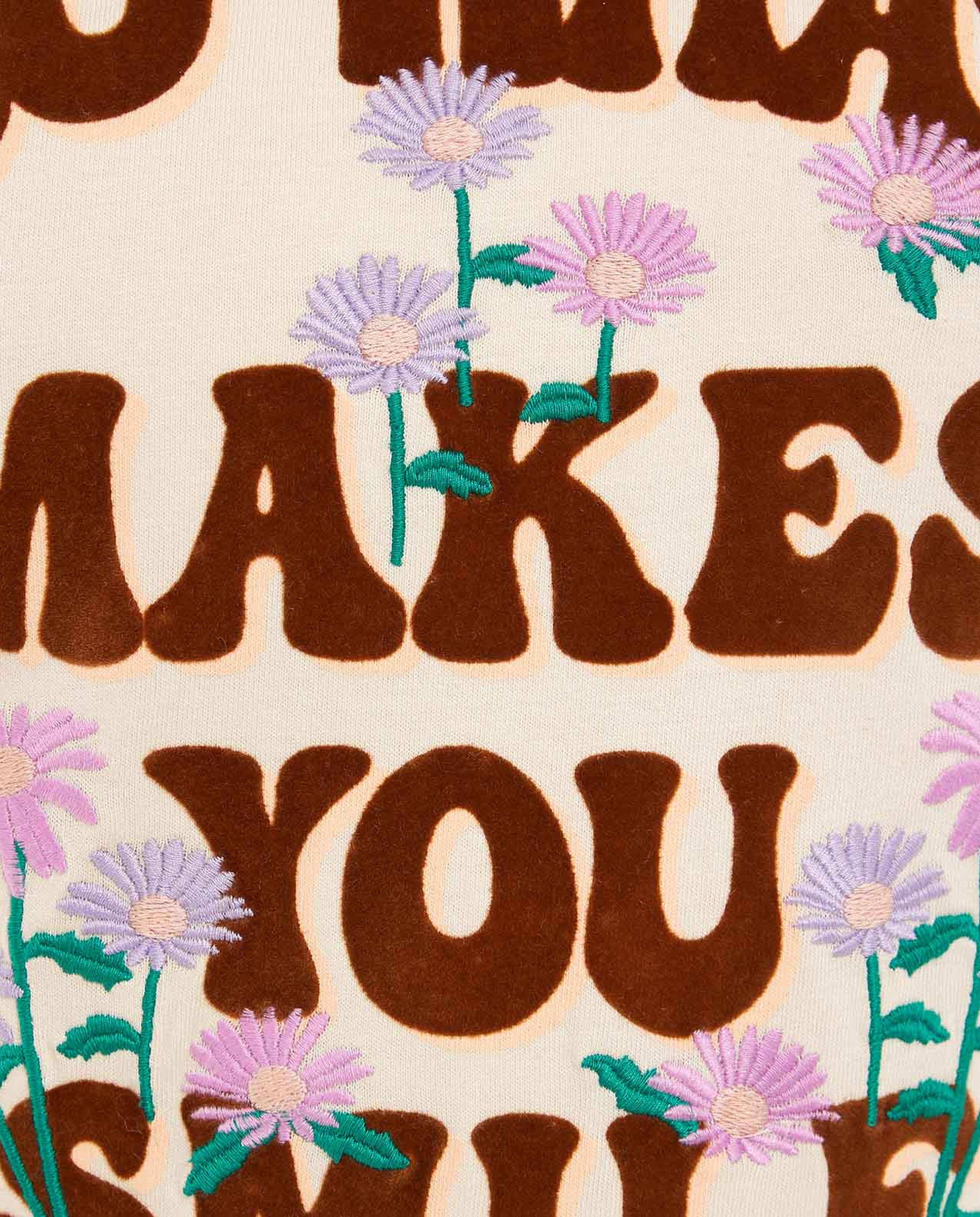 تيشيرت بطبعة وياقة مستديرة وأكمام طويلة