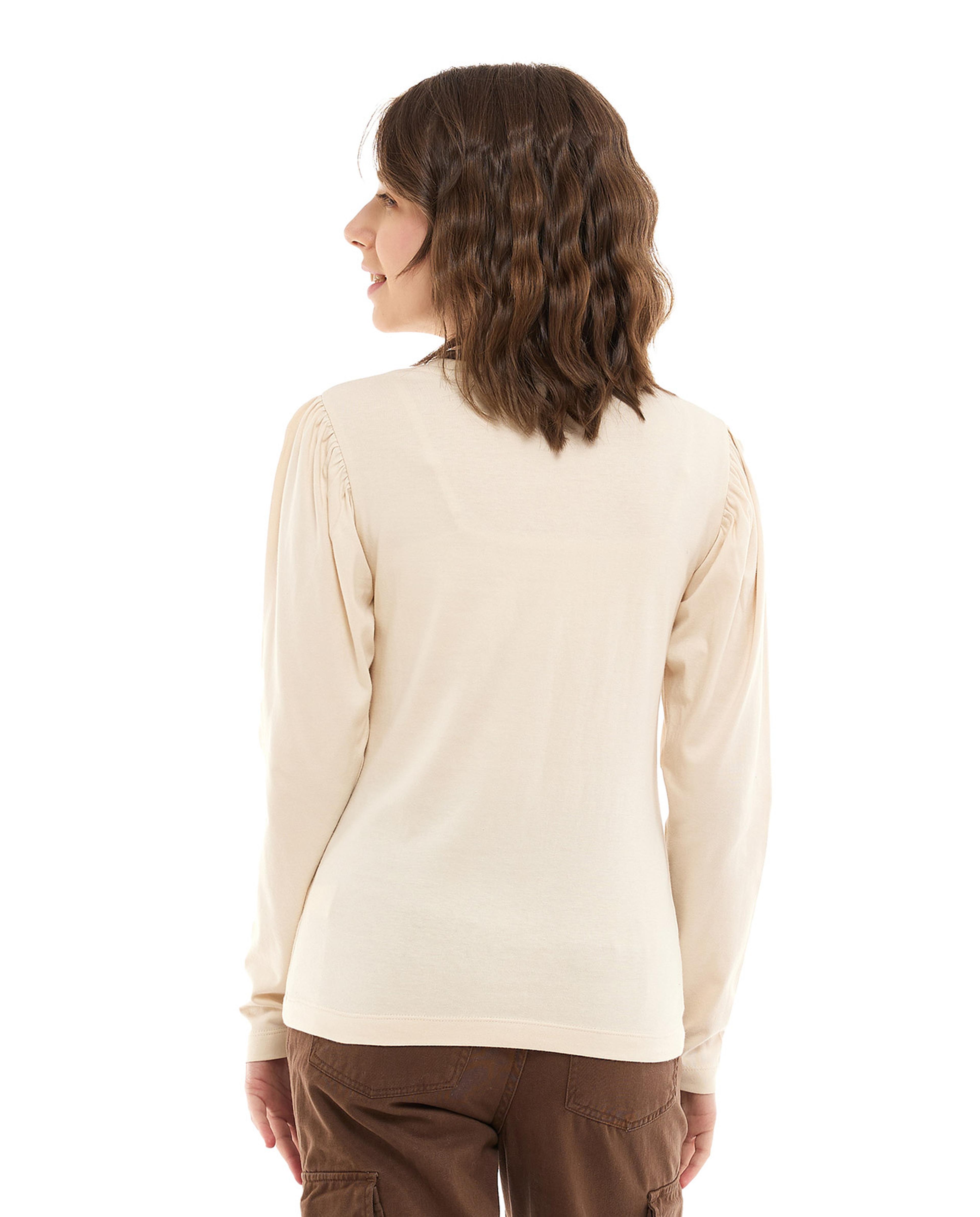 تيشيرت بطبعة وياقة مستديرة وأكمام طويلة