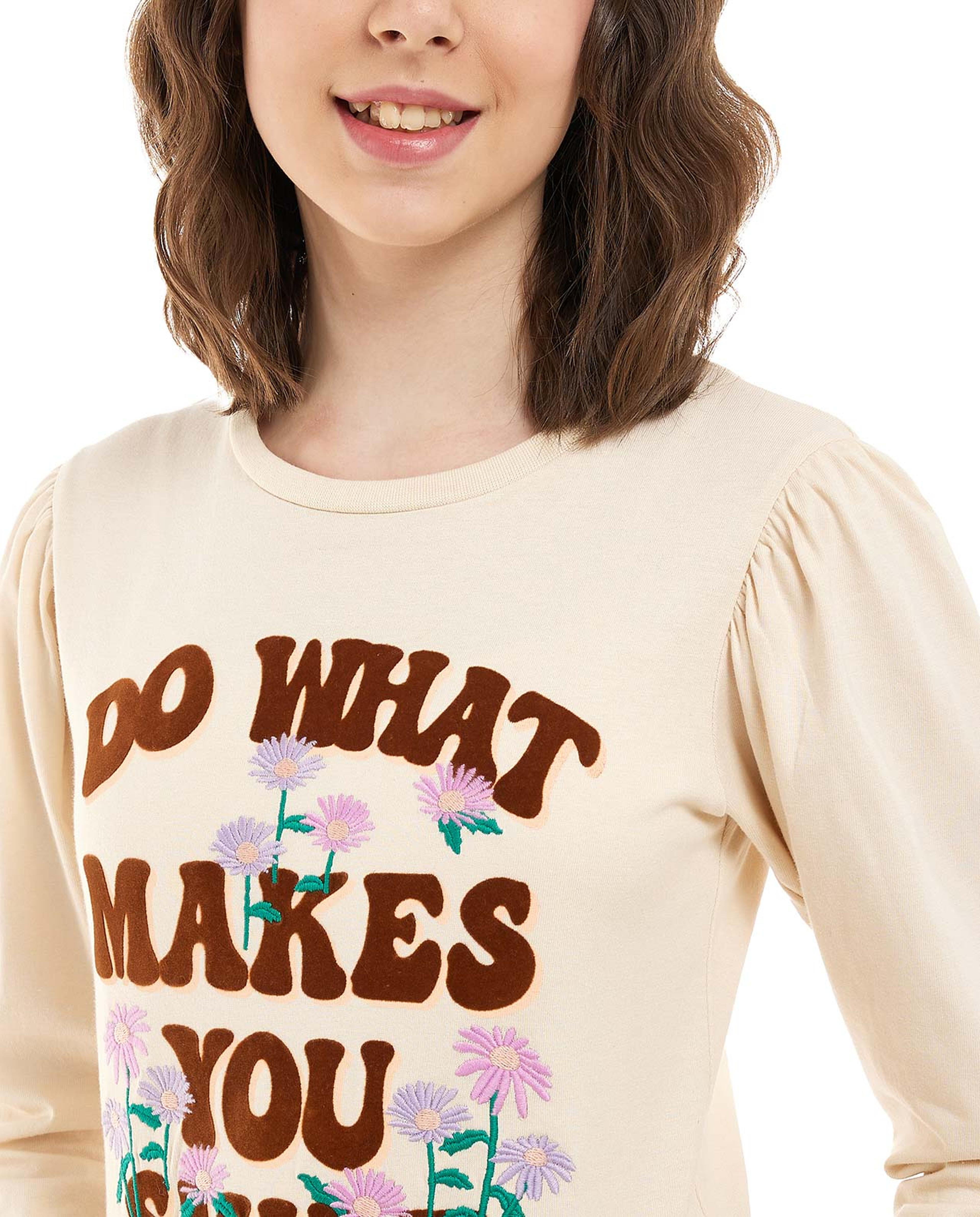 تيشيرت بطبعة وياقة مستديرة وأكمام طويلة