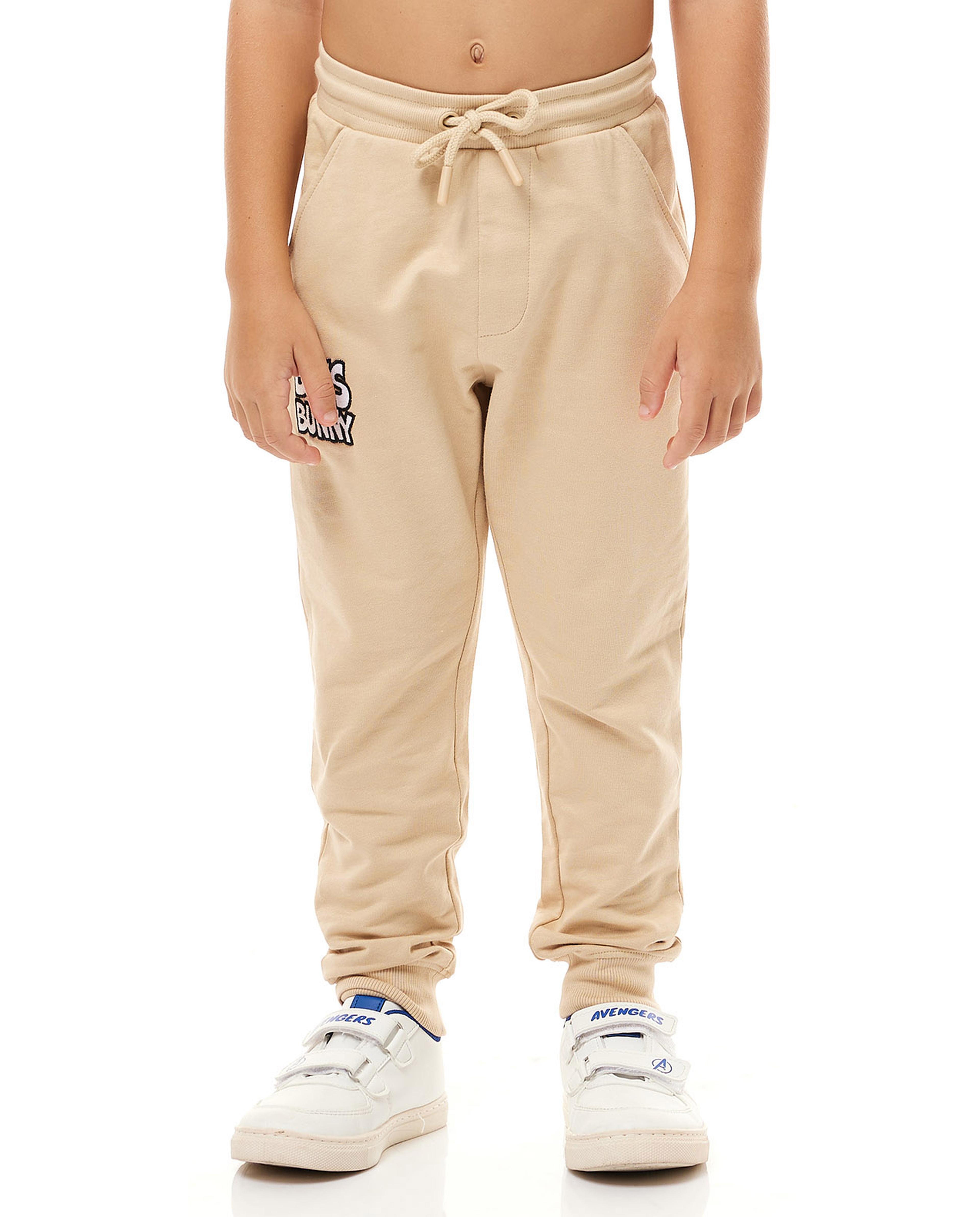 طقم ملابس بهودي وطبعة لوني تونز