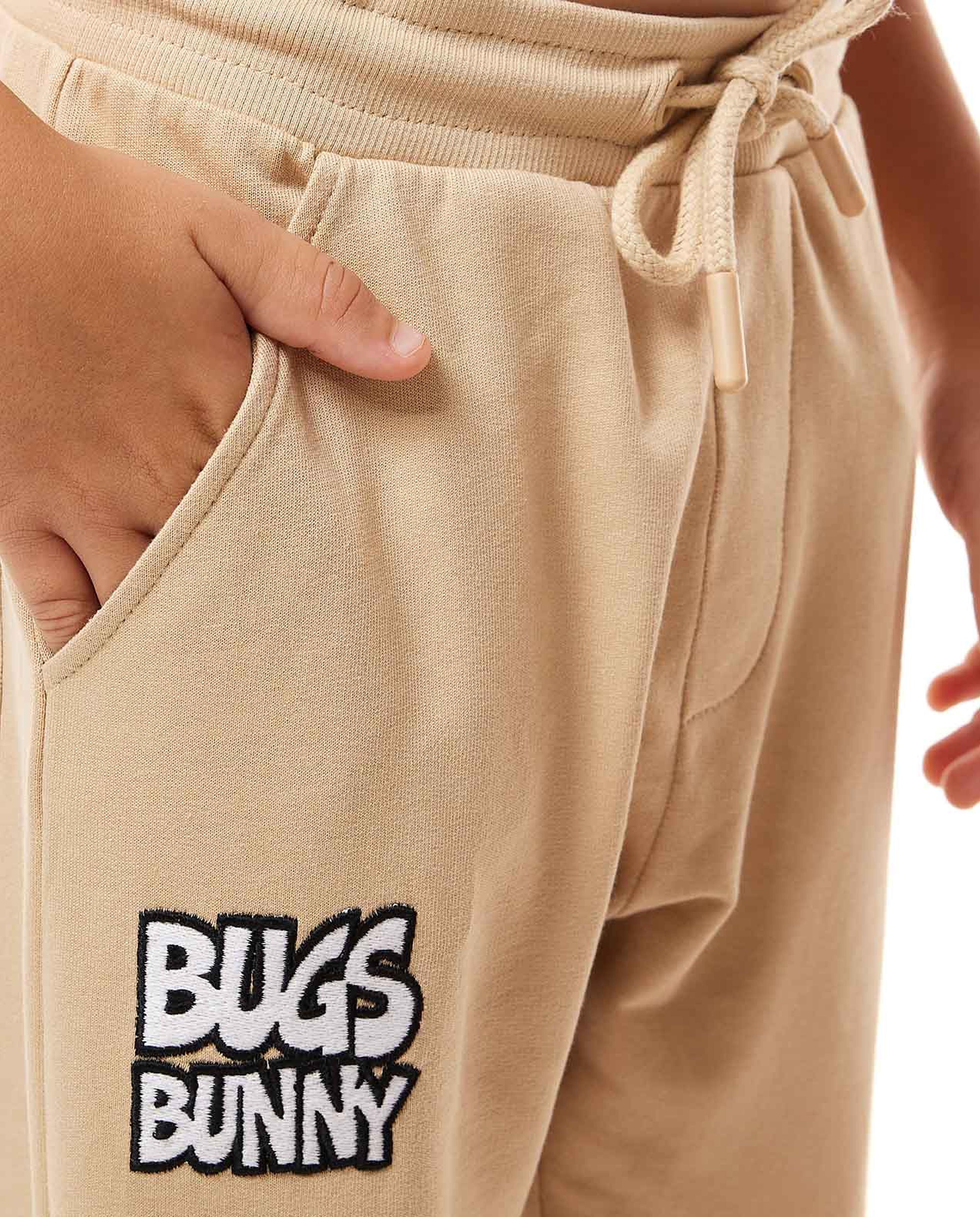 طقم ملابس بهودي وطبعة لوني تونز