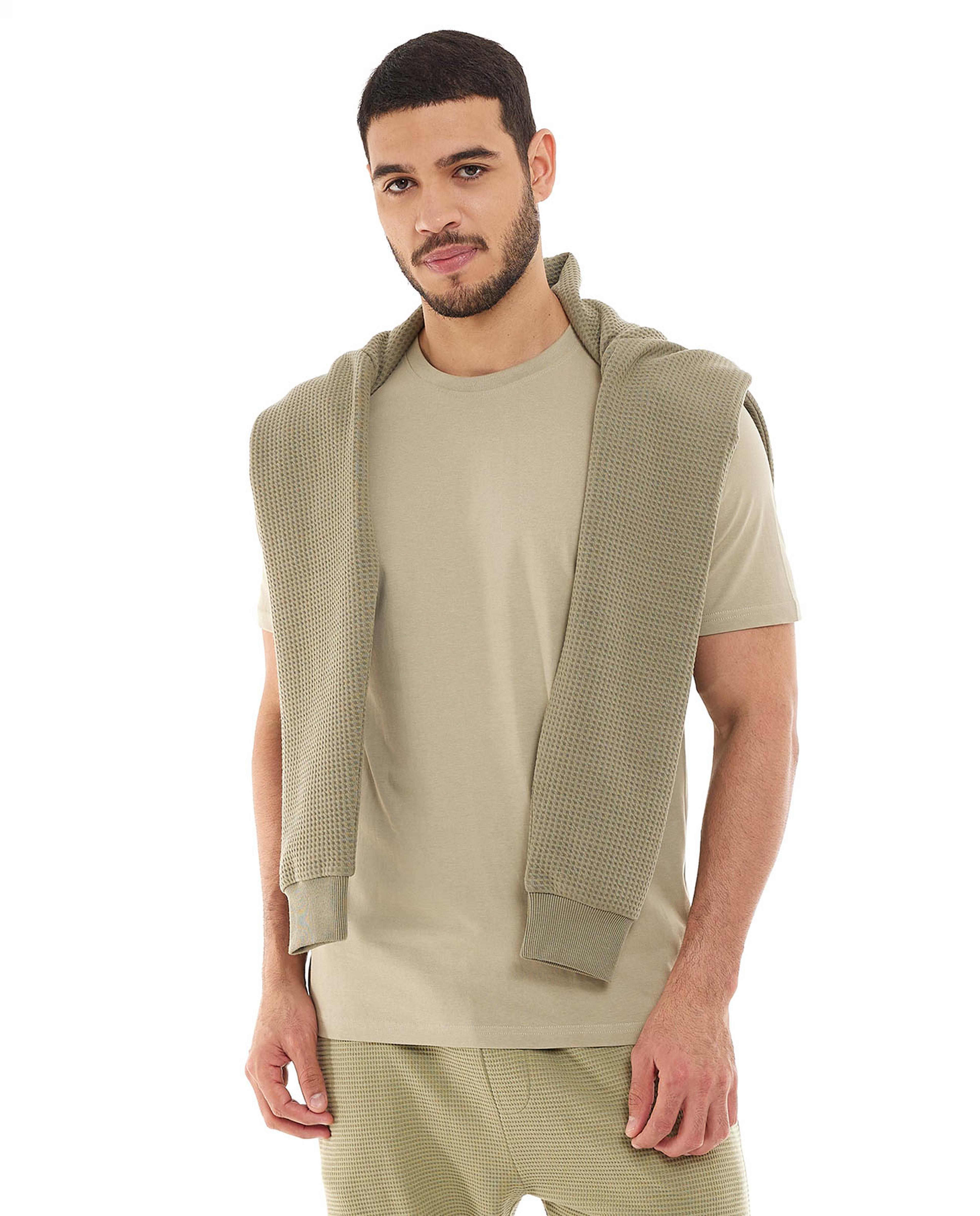 تيشيرت سادة بأكمام قصيرة ورقبة مستديرة