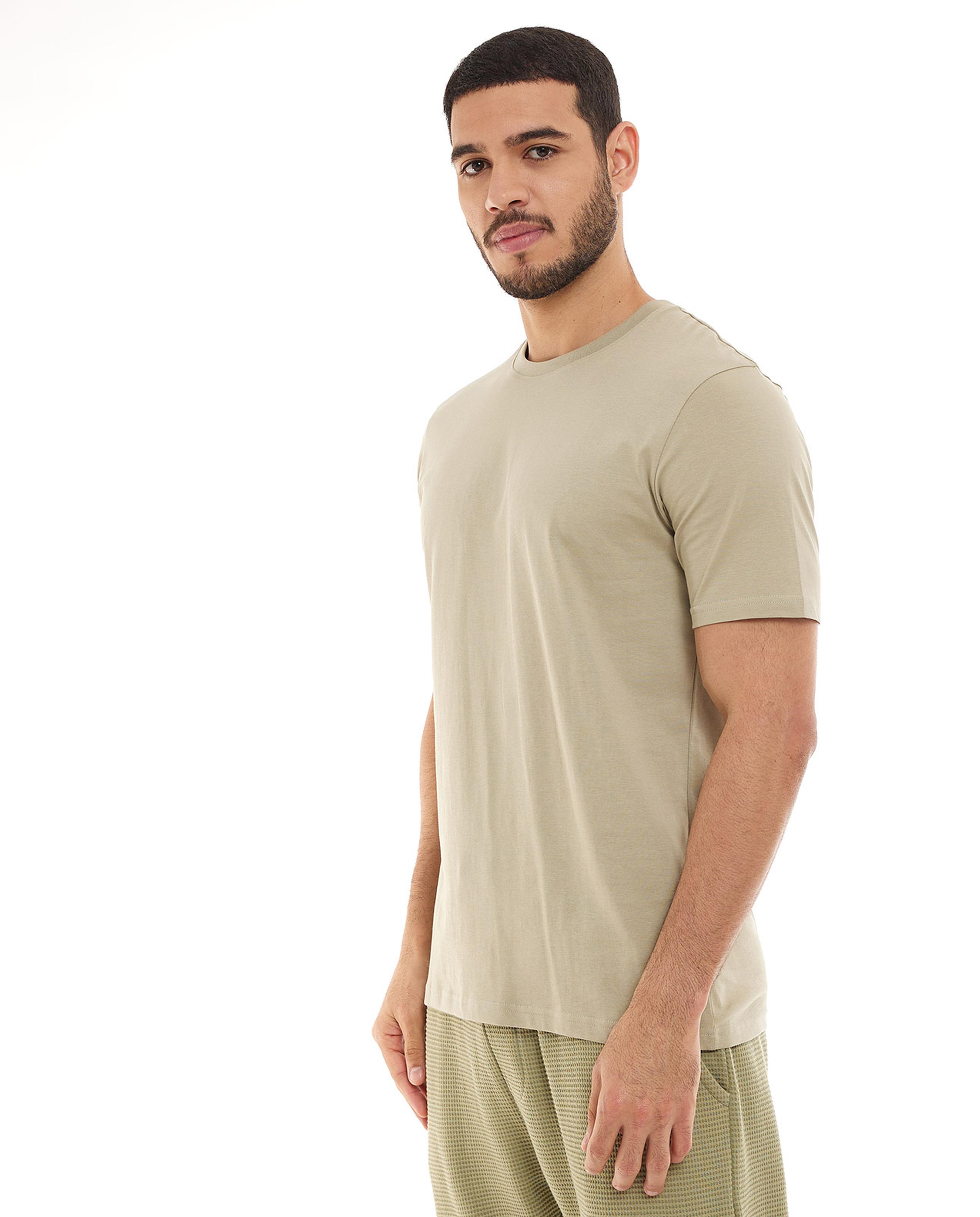 تيشيرت سادة بأكمام قصيرة ورقبة مستديرة
