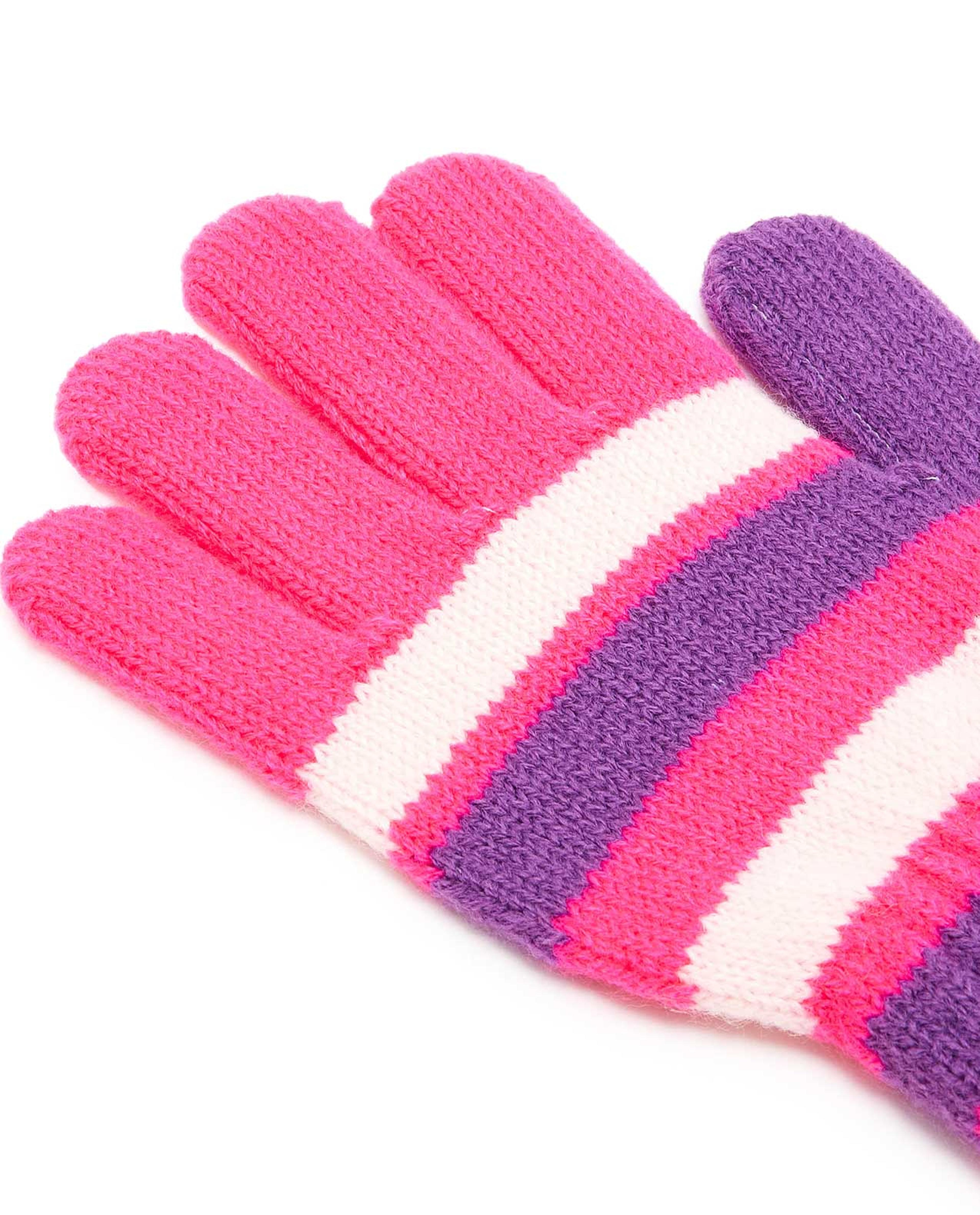 قفازات محبوكة بألوان متناسقة