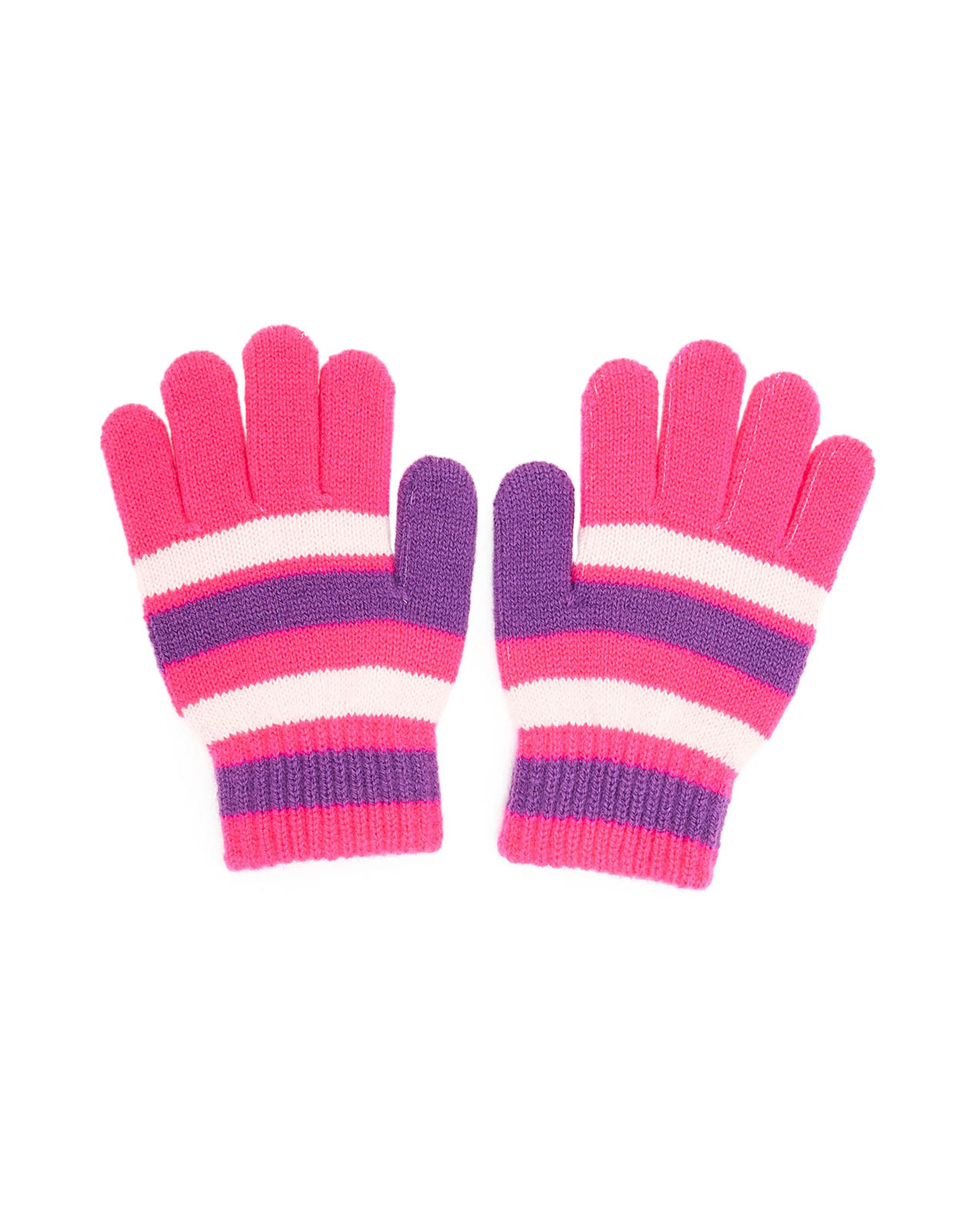 قفازات محبوكة بألوان متناسقة
