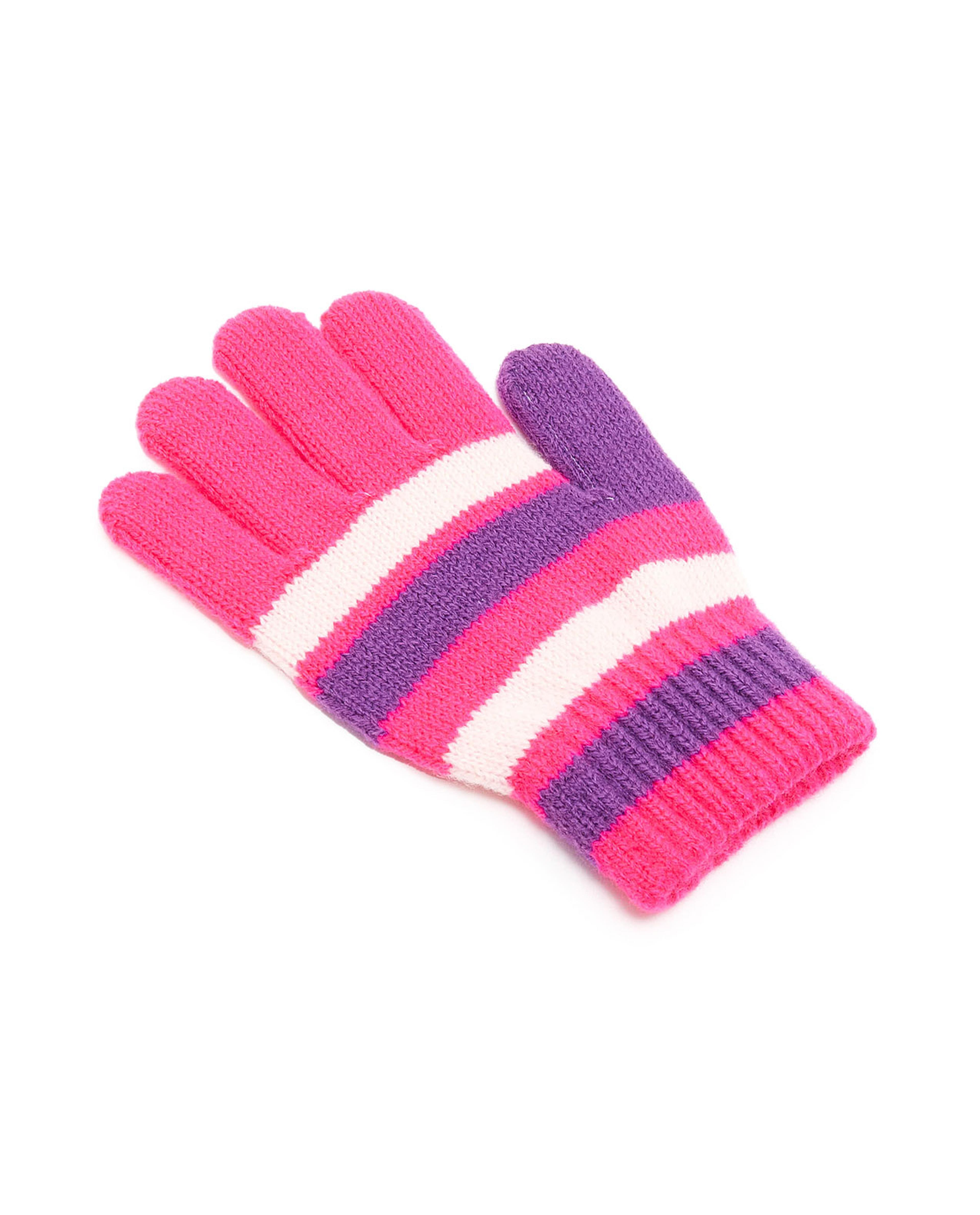 قفازات محبوكة بألوان متناسقة