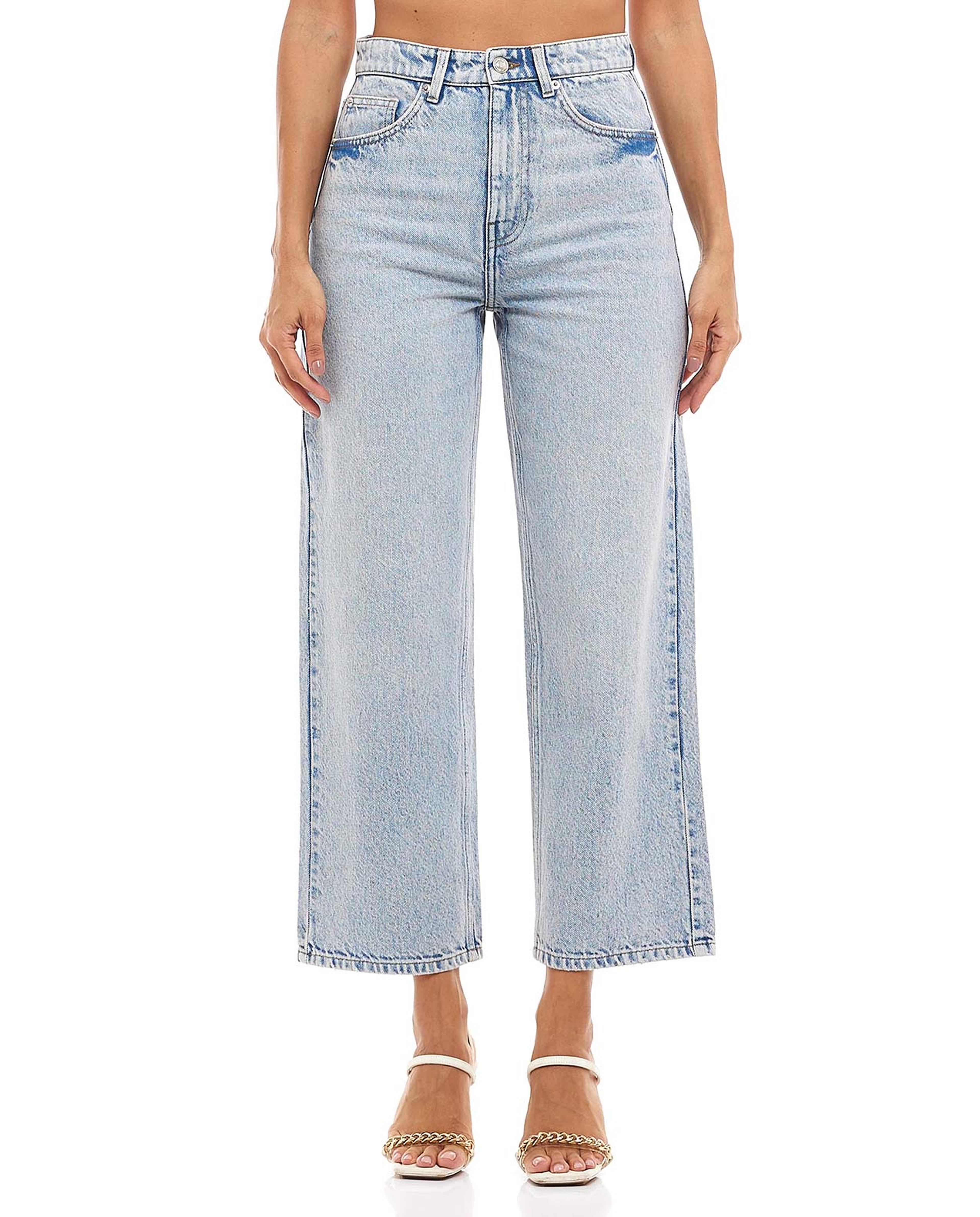 جينز مغسول بساق واسعة