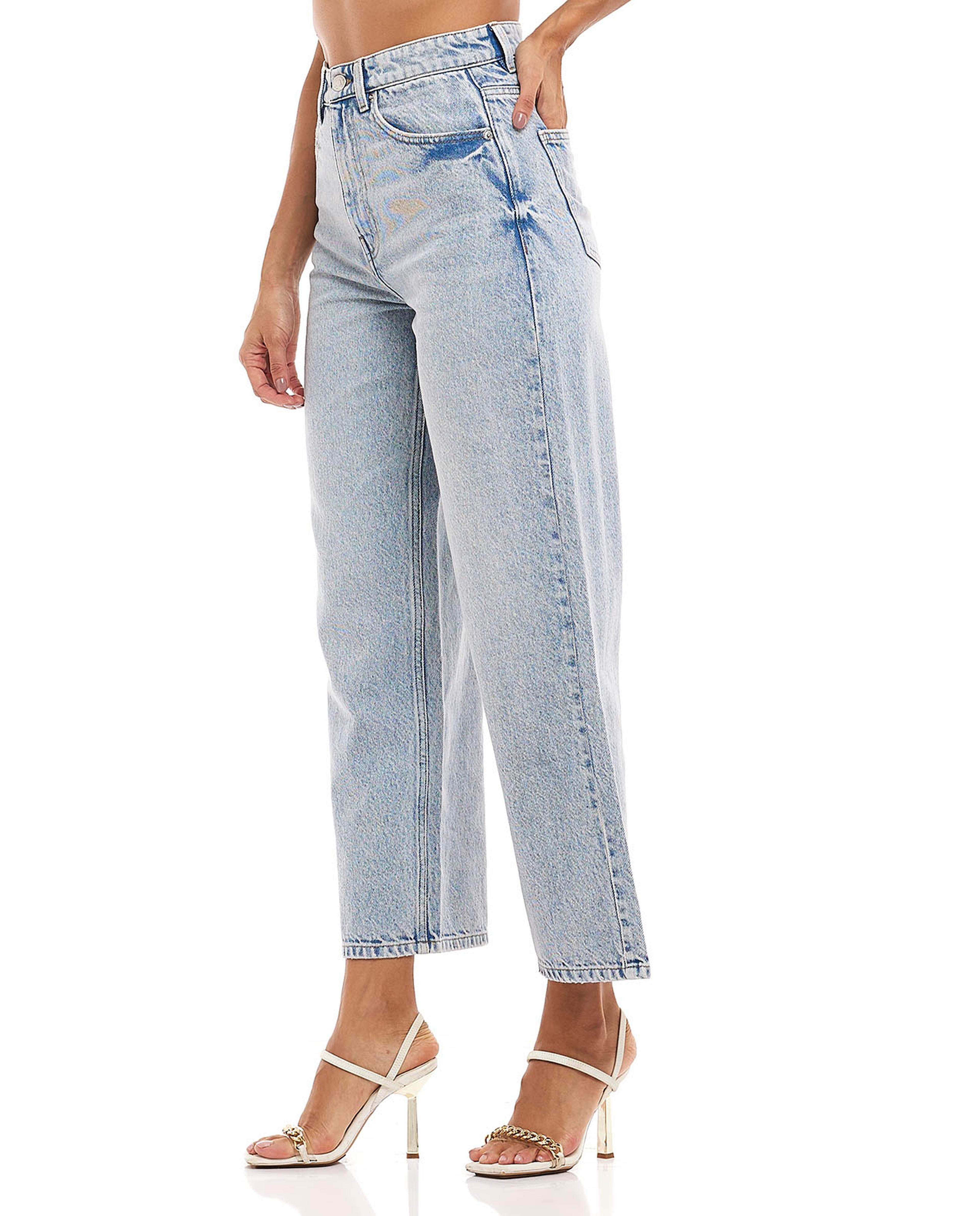 جينز مغسول بساق واسعة