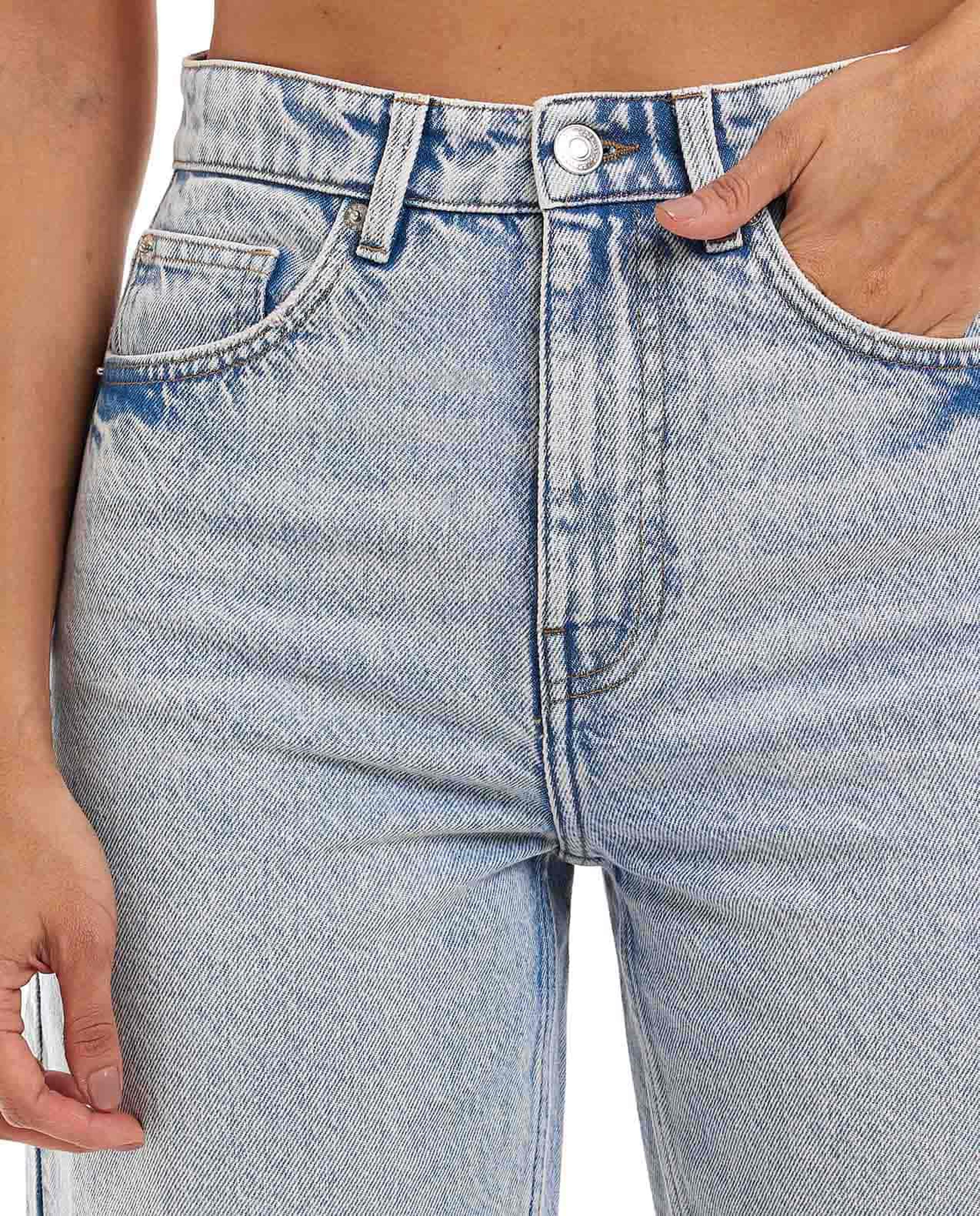 جينز مغسول بساق واسعة