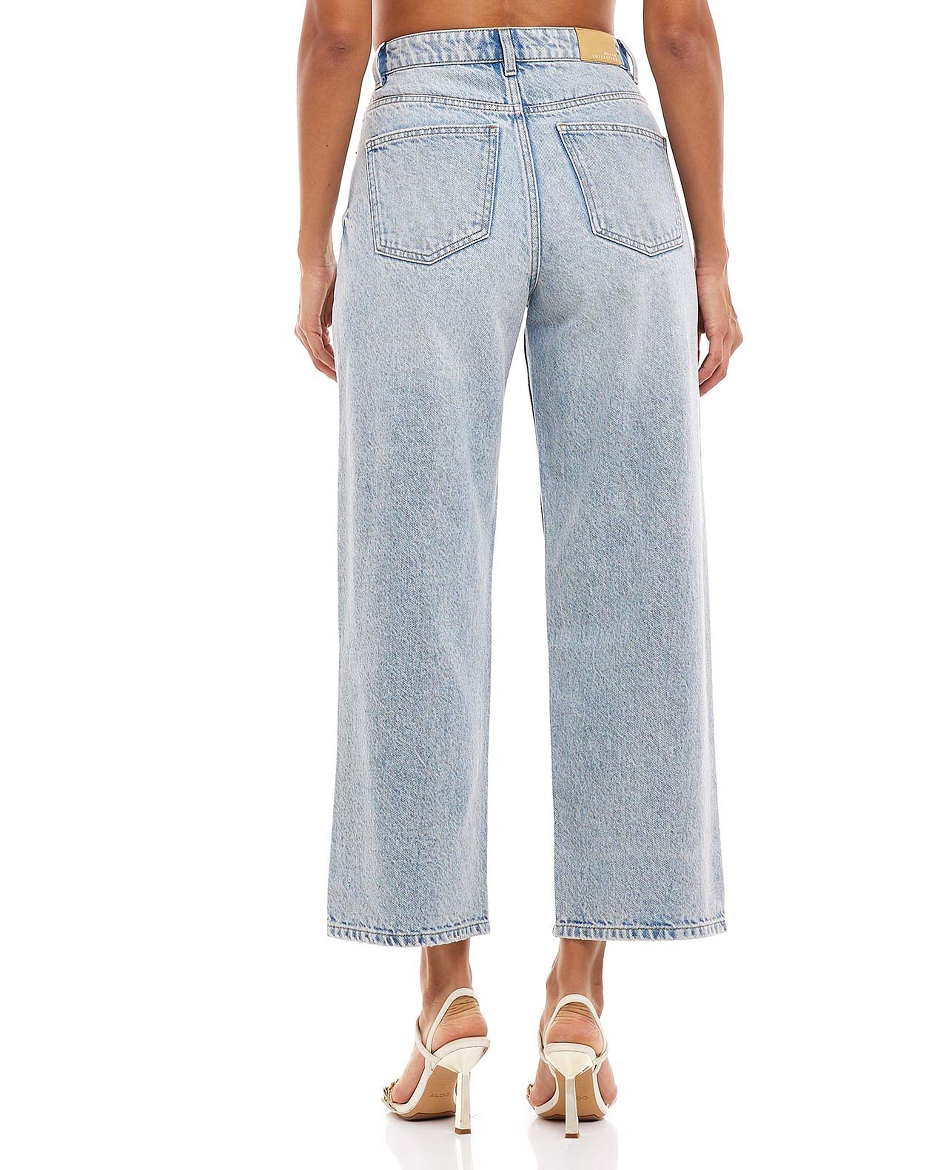 جينز مغسول بساق واسعة