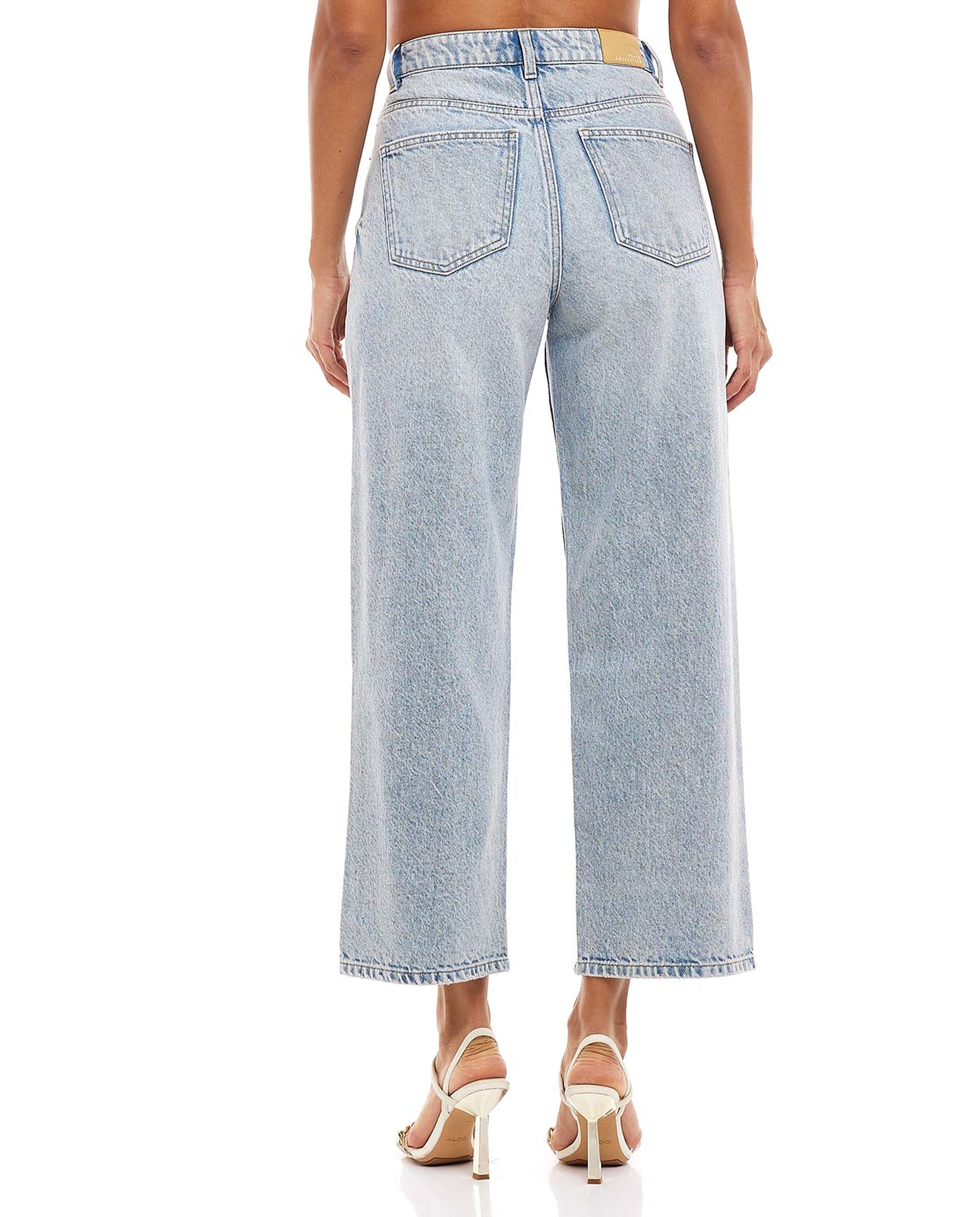 جينز مغسول بساق واسعة