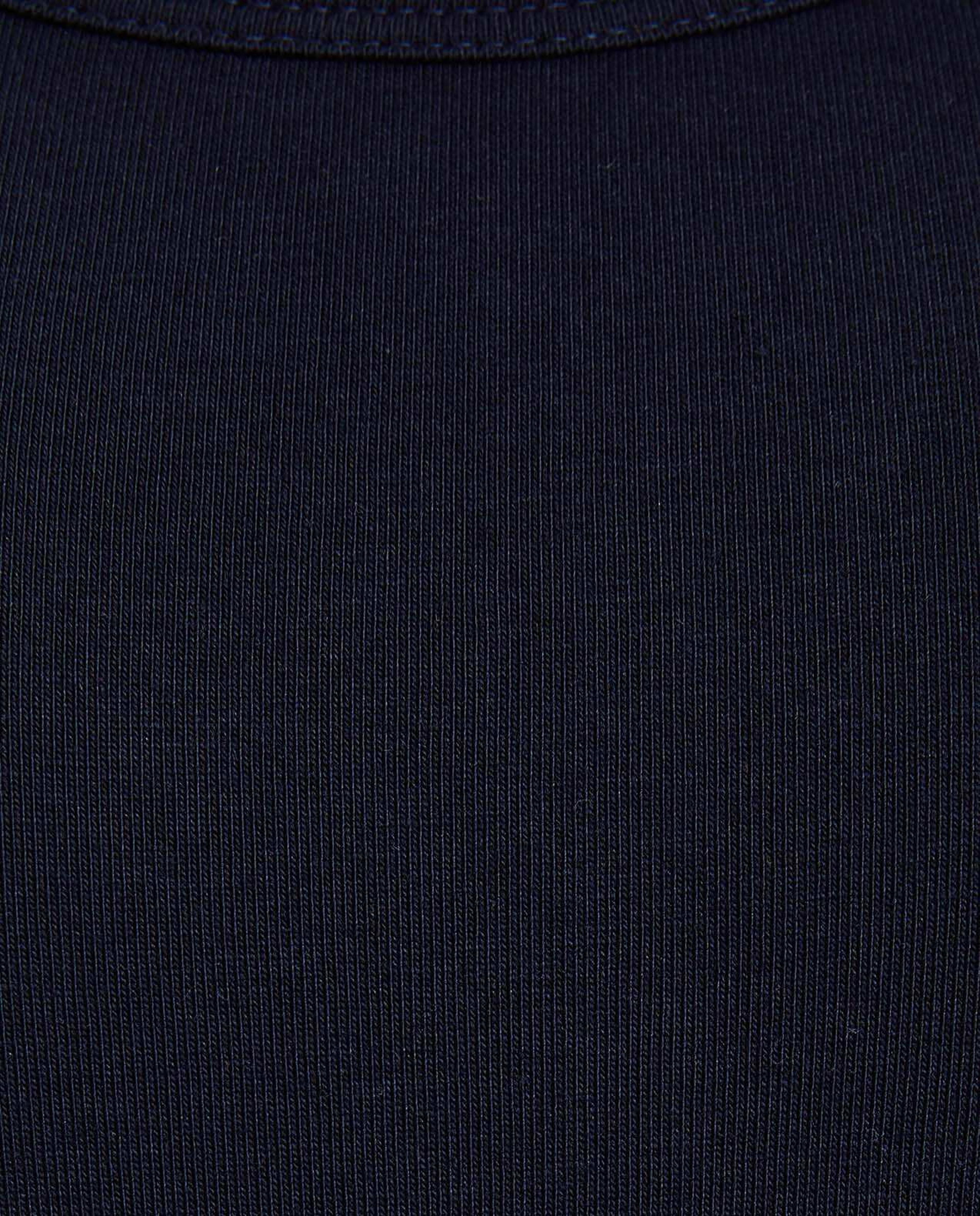 توب بدون أكمام