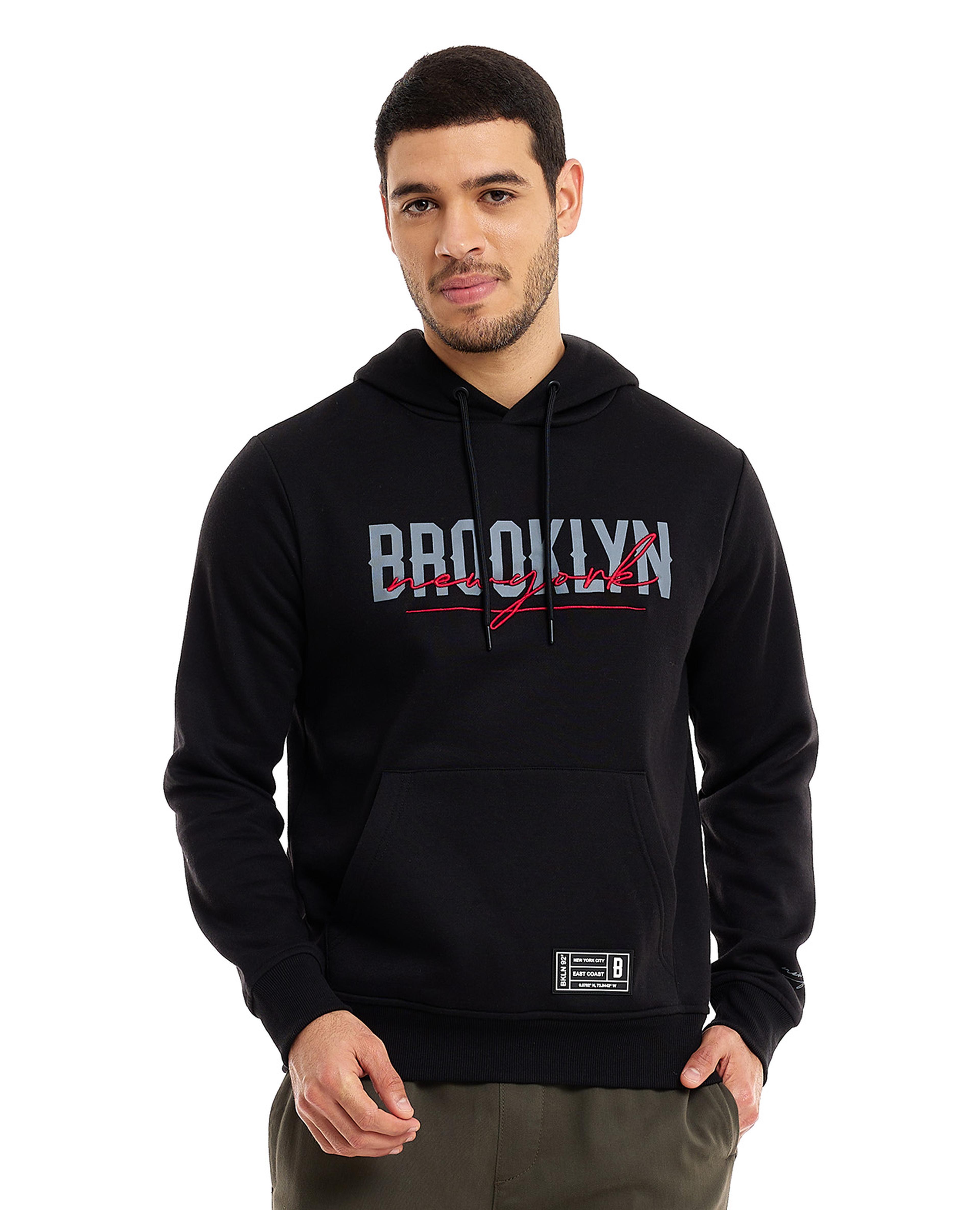 هودي مطرز بأكمام طويلة