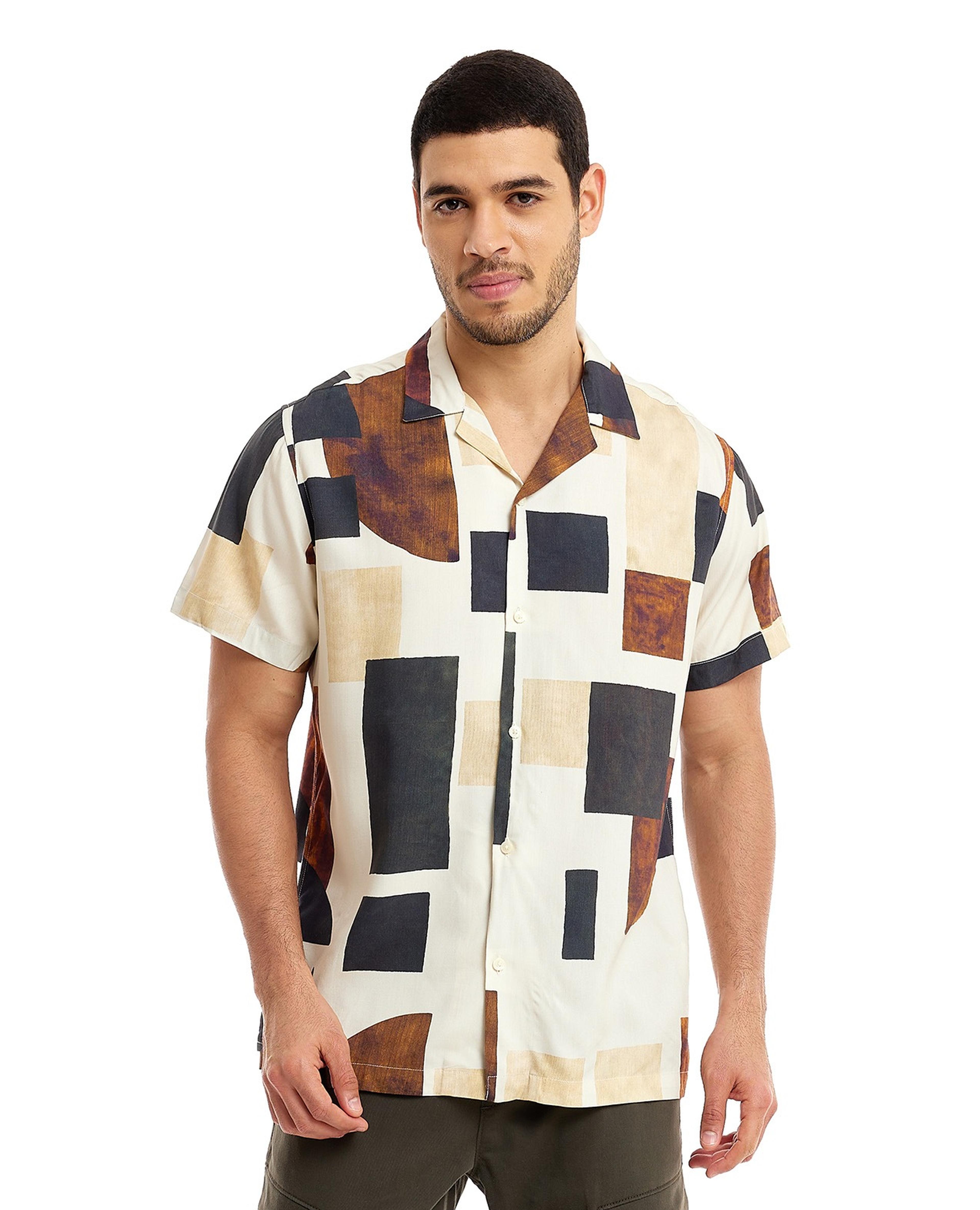 قميص منقوش بياقة ريفير وأكمام قصيرة