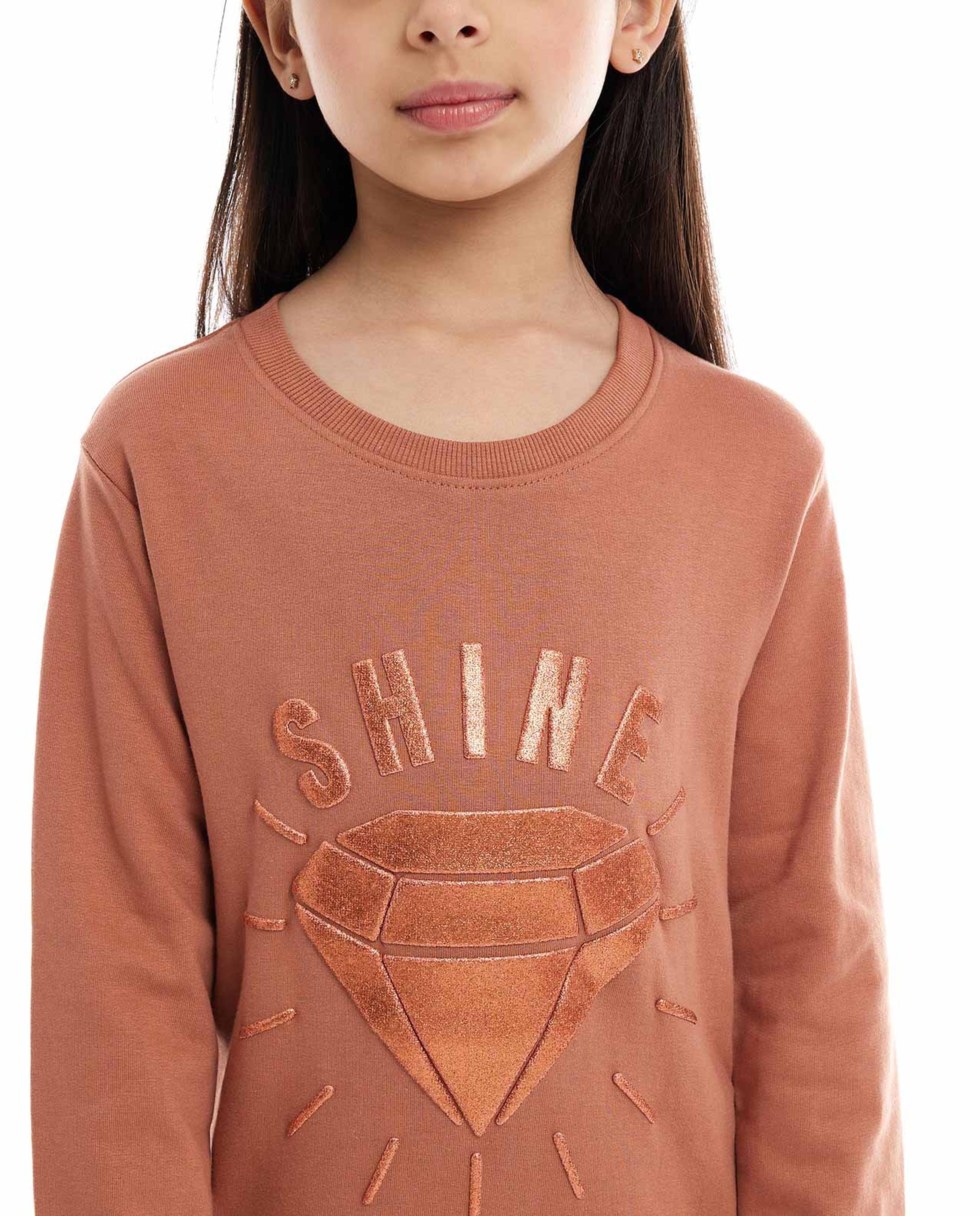 سويتشيرت بطبعة مع ياقة دائرية وأكمام طويلة