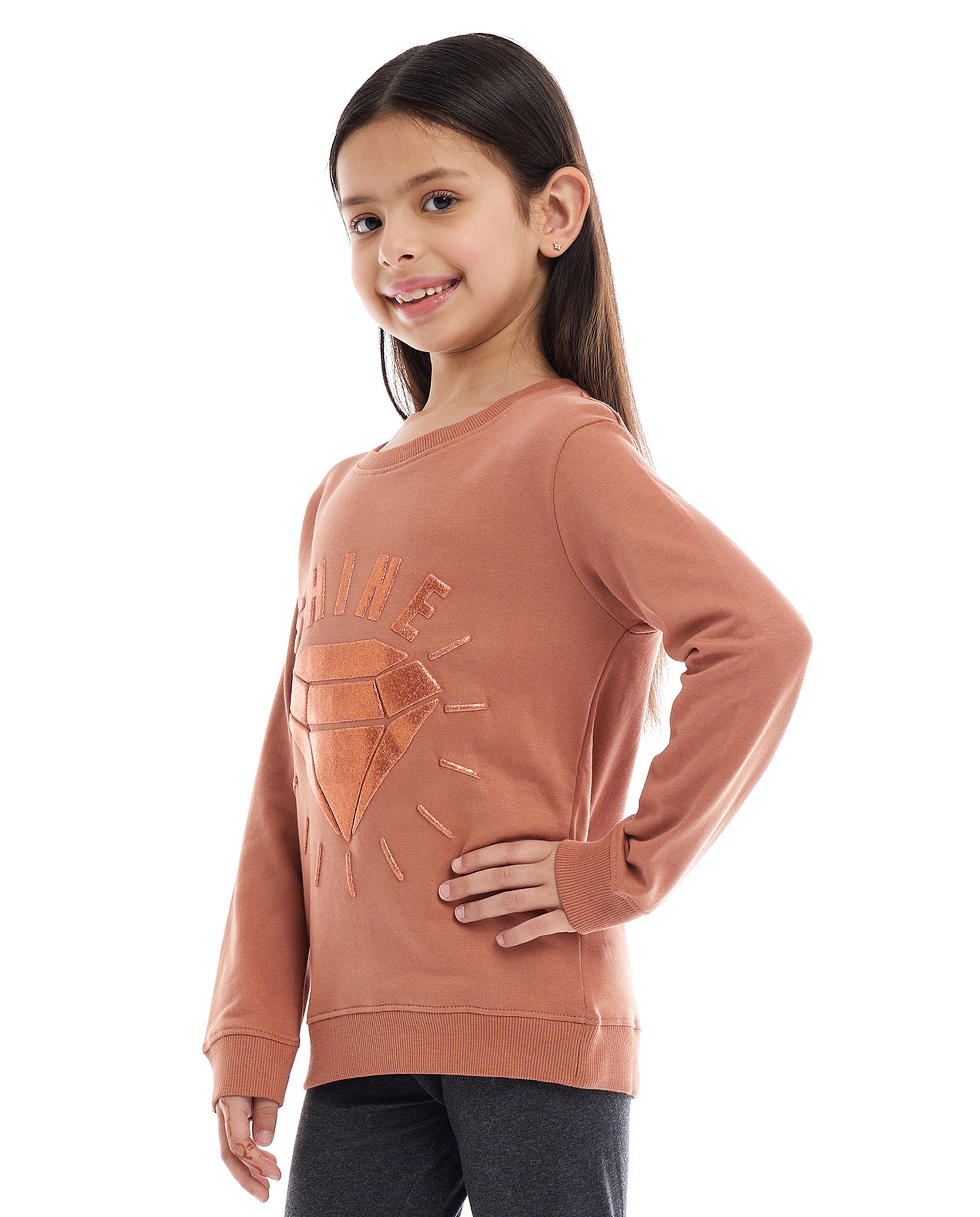 سويتشيرت بطبعة مع ياقة دائرية وأكمام طويلة