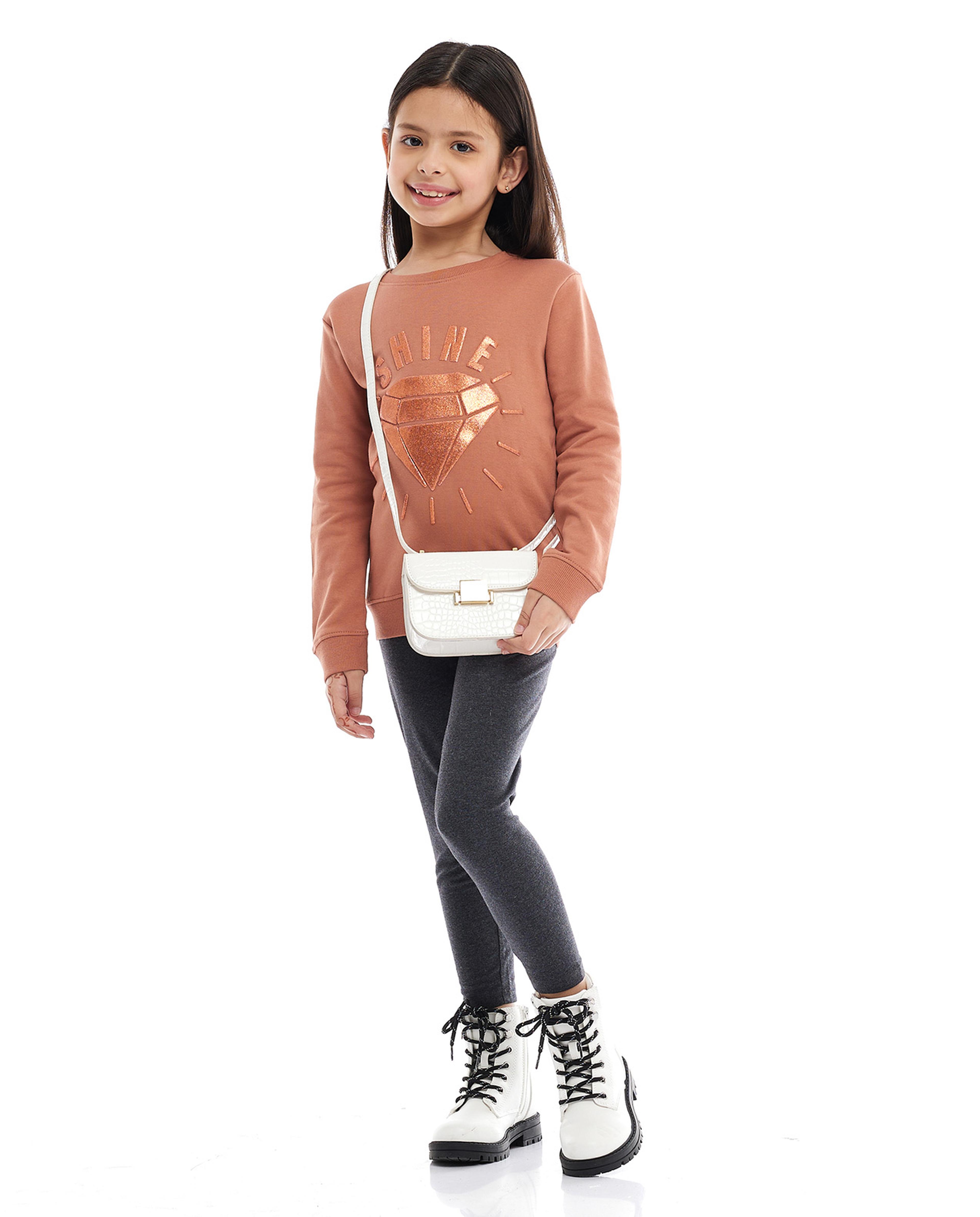 سويتشيرت بطبعة مع ياقة دائرية وأكمام طويلة